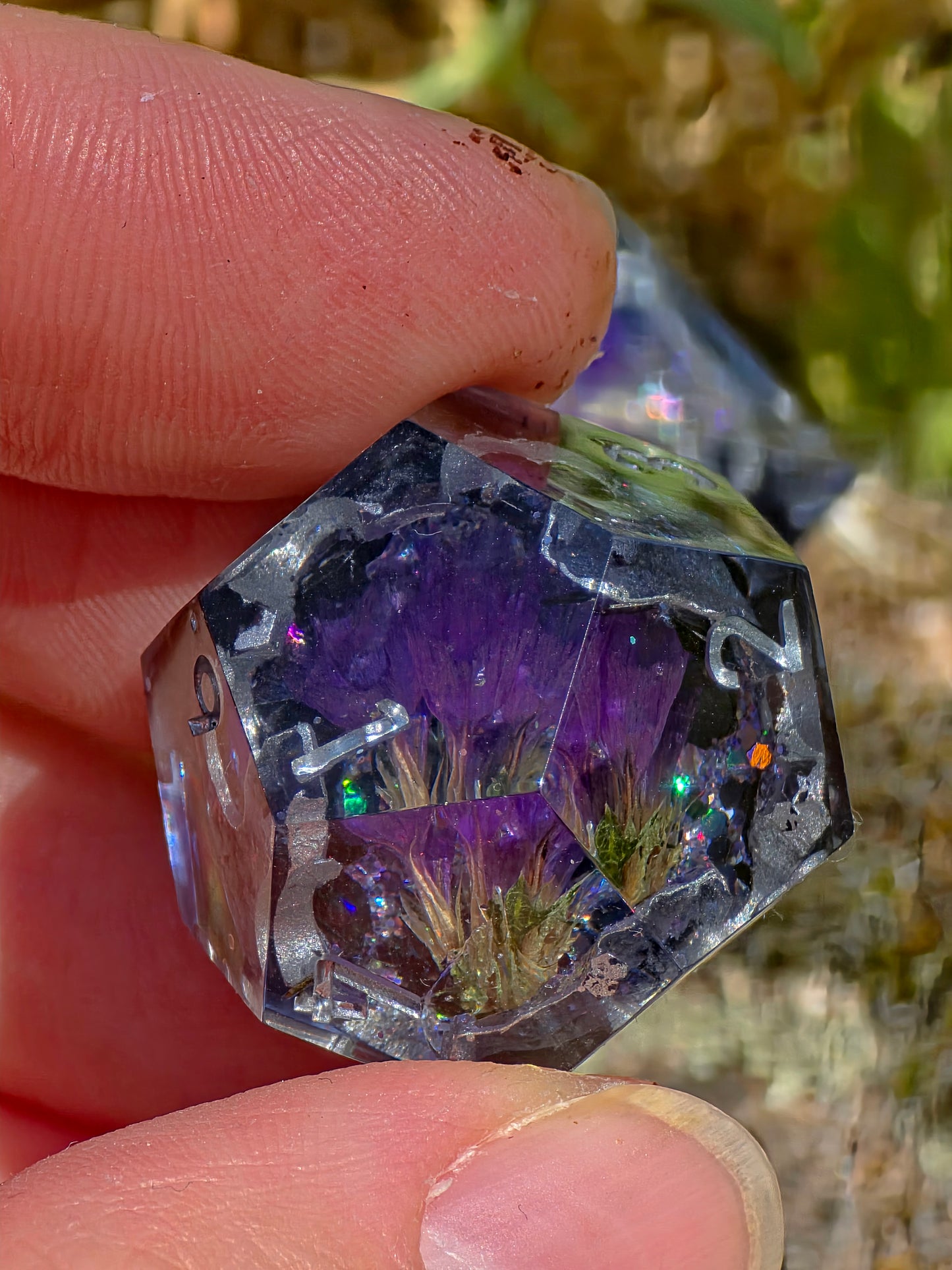 Midnight Amethyst Geode Flower Dice Set – Schwarze Kristallgeode mit violetten Blüten, Handgemachte Sharp Edge Resin Würfel, DnD Fantasy Dice