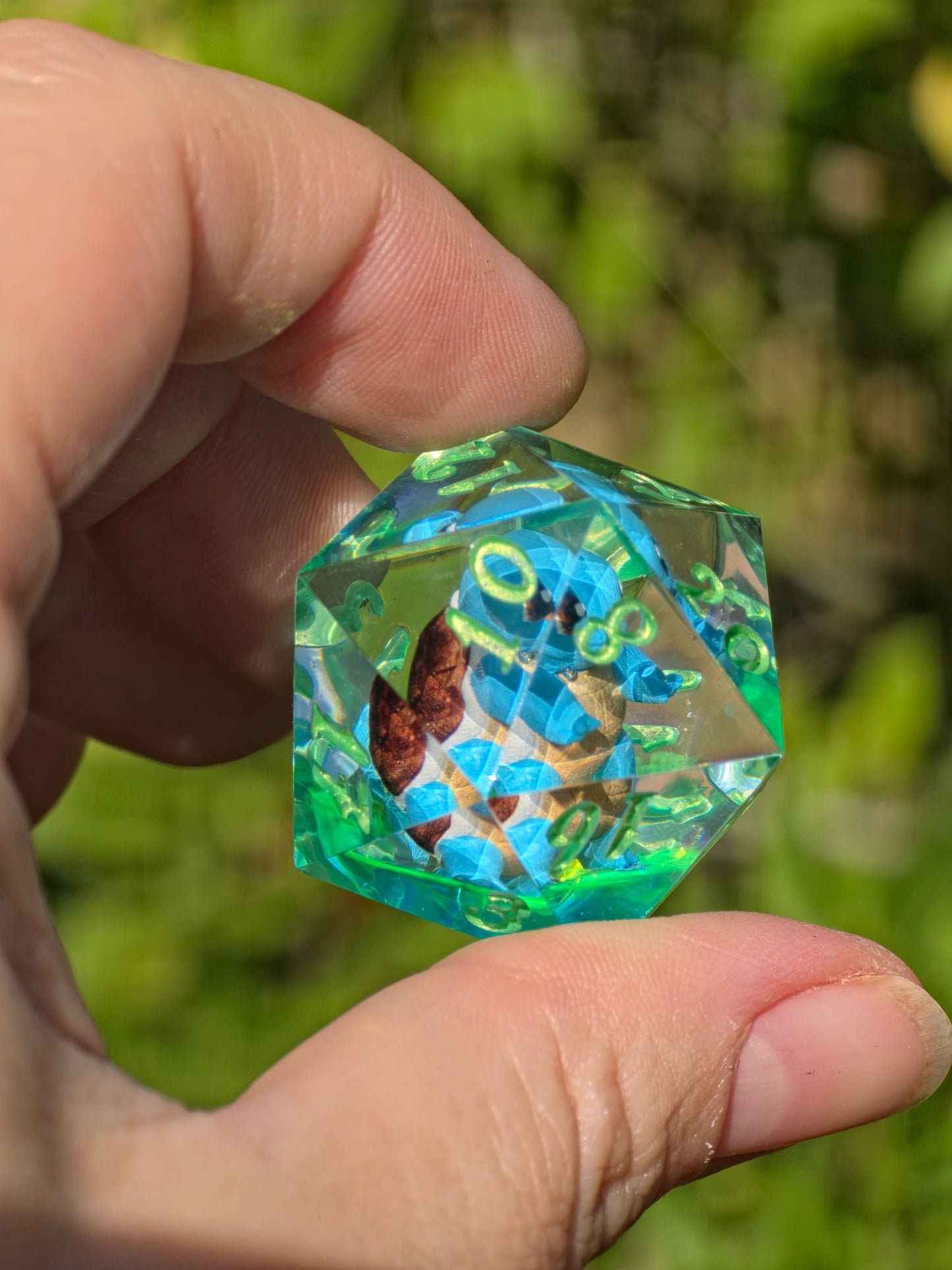 Shiggy – Toxic Lagoon D20 35 mm – Pokémon-inspirierter Resin Würfel in Neon Acid Green | Handgefertigter Chonk DnD Würfel