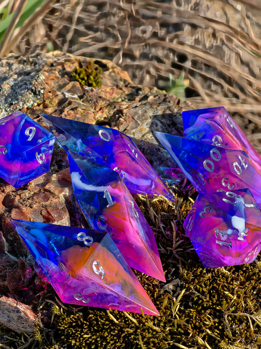 Elongated Dice Set „Neon Nebula“ – 7er Resin Würfelset mit Pink Blau Cloud Effekt, Sharp Edge DnD Dice, Fantasy TTRPG Würfel, Handmade Dice