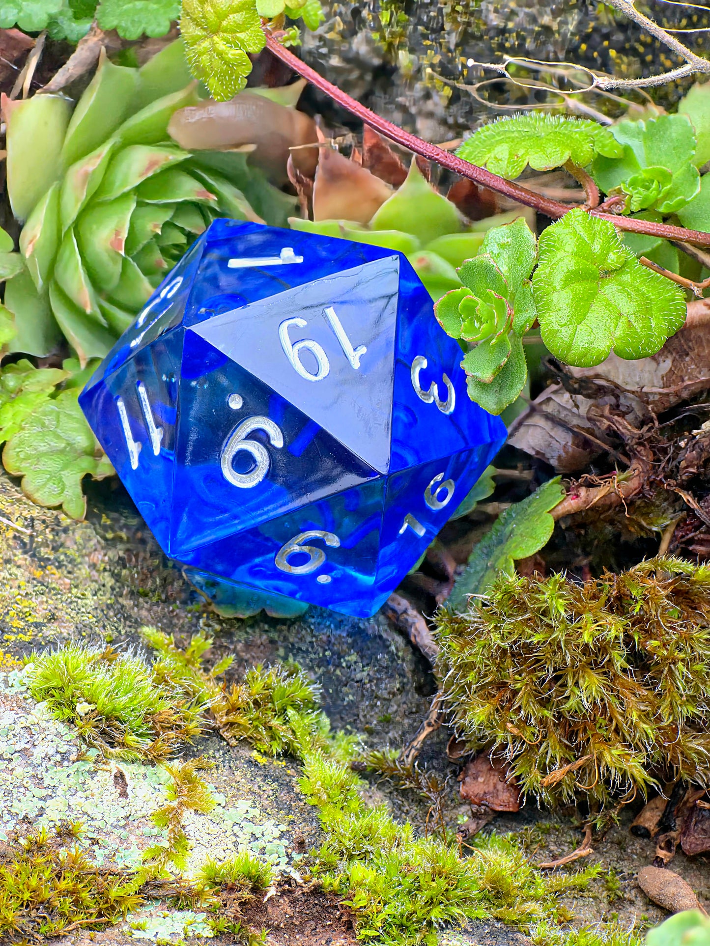 Großer Polyedrischer D20 Würfel 35 mm – Ocean Blue Crystal Dice | Handgemachter Resin Würfel in Tiefblau mit Silberzahlen | TTRPG DnD