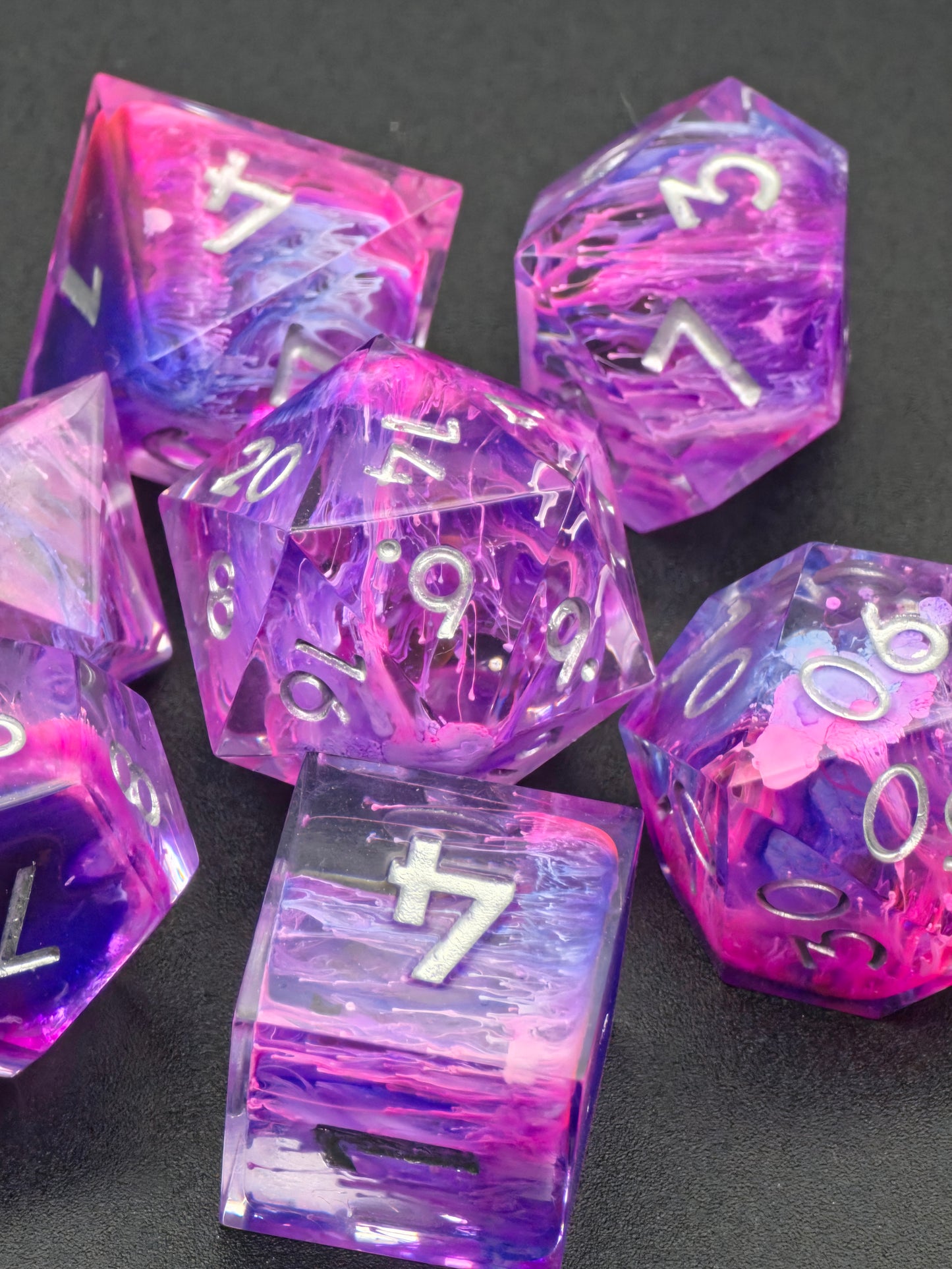 Handgemachtes DnD Würfelset Petri Effekt Pink Lila Blau | Sharp Edge Resin Dice Set 7-teilig | Silber Zahlen TTRPG