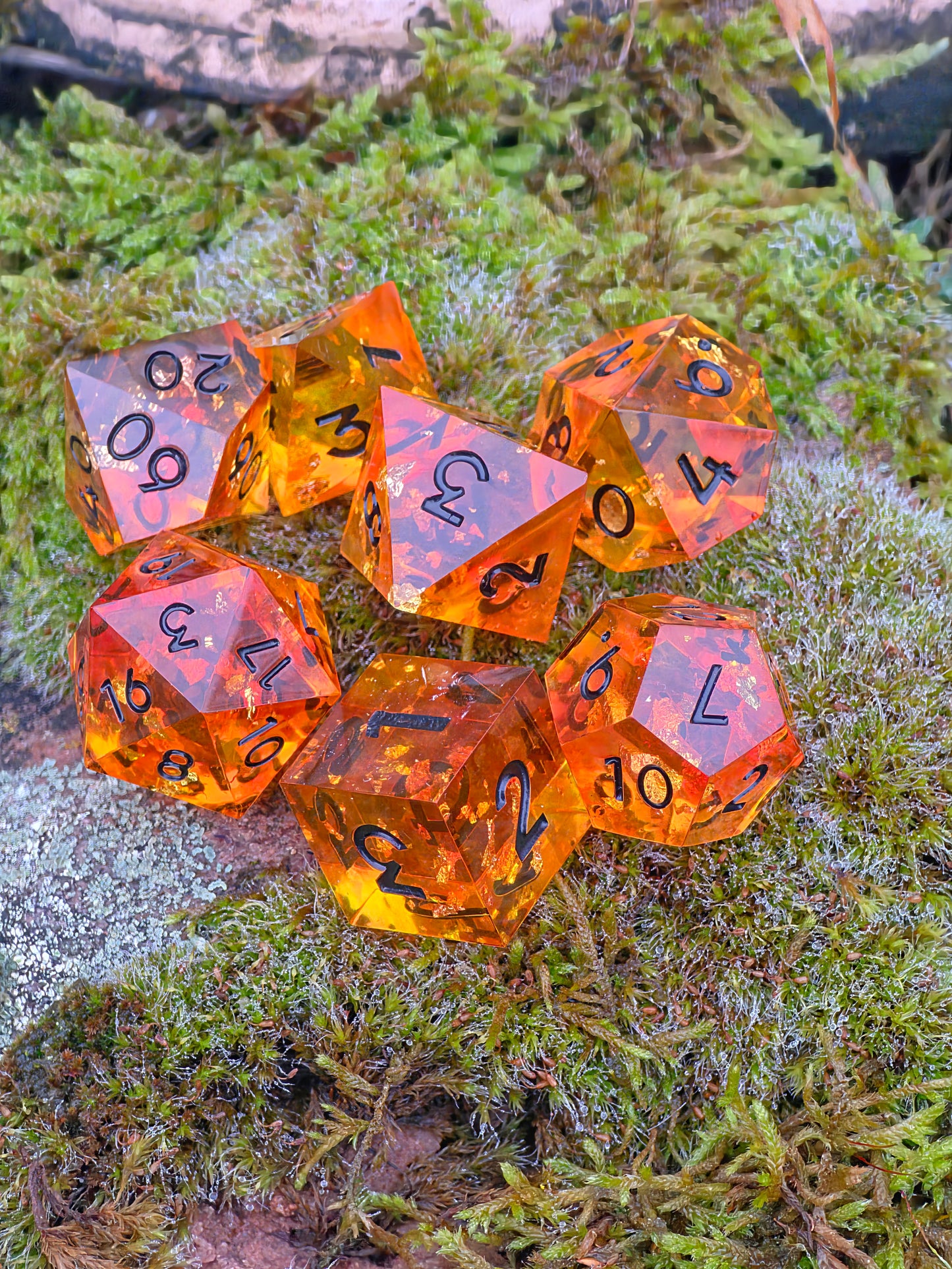 Polyedrisches DnD-Würfelset 7 Stück – Amber Bernstein Dice Set | Handgemachte Resin Würfel in Gold Orange Transparent | TTRPG DnD Pathfinder