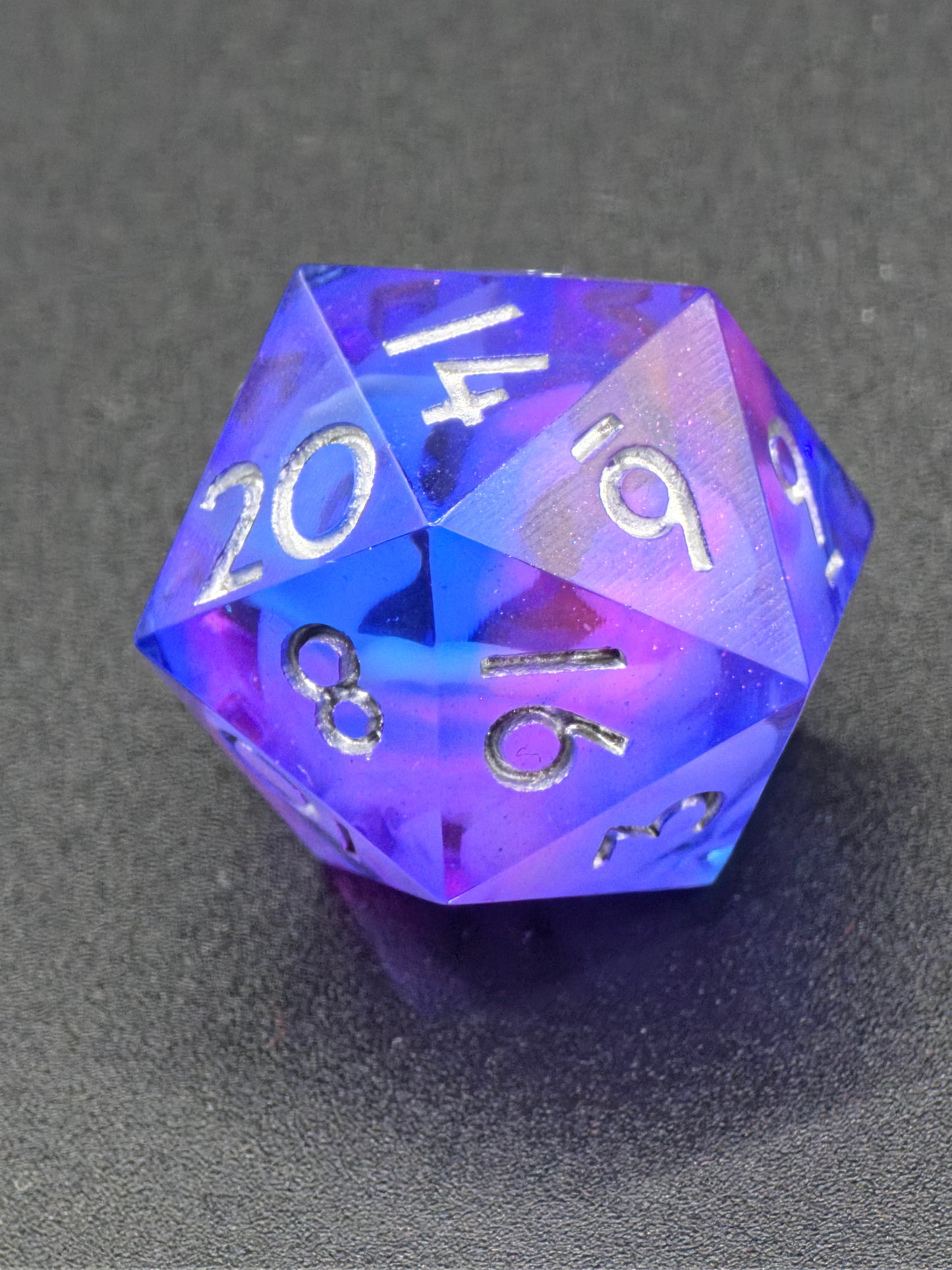 Einzelner Polyedrischer D20 – Cloud Blossom Nebula Effekt Blau Lila Transparent | Handgemachter Resinwürfel Standardgröße | DnD Dice Pen and Paper TTRPG Fantasy Würfel
