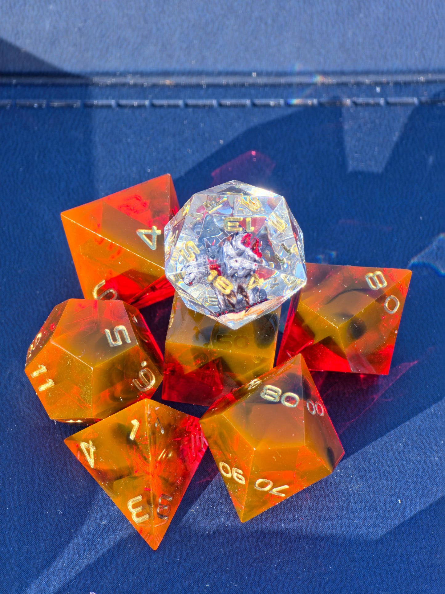 Handgemachtes DnD Würfelset „Blood Cerberus“ – Resin Dice Set 7-teilig | D20 mit Cerberus | Rot Schwarz | Sharp Edge | Goldene Zahlen | RPG Würfel