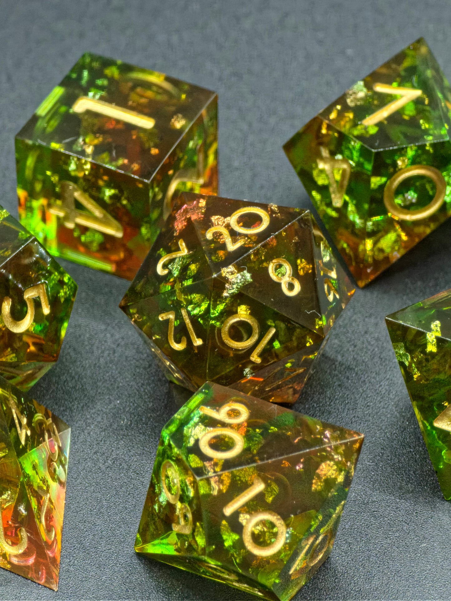 Polyedrisches Würfelset „Heart of the Forest“ – Handgemachte Resinwürfel in Rot-Grün mit Goldflocken | DnD Dice Set Pen and Paper TTRPG | Magisches Waldartefakt Würfelset