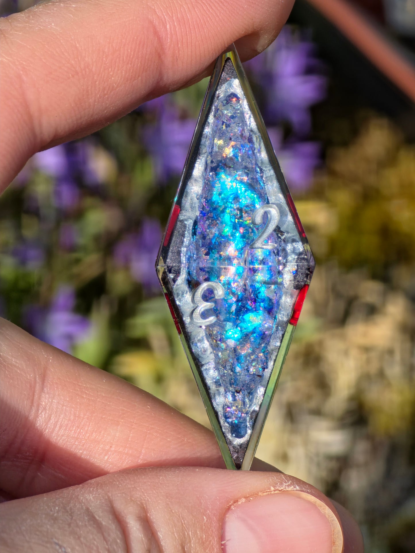 Geode Style Elongated Dice Set – Handgemachte Sharp Edge Würfel mit Opal-Kristallen, Rot-Silber Zahlen, Fantasy DnD Resin Dice (Eléras of Argent)
