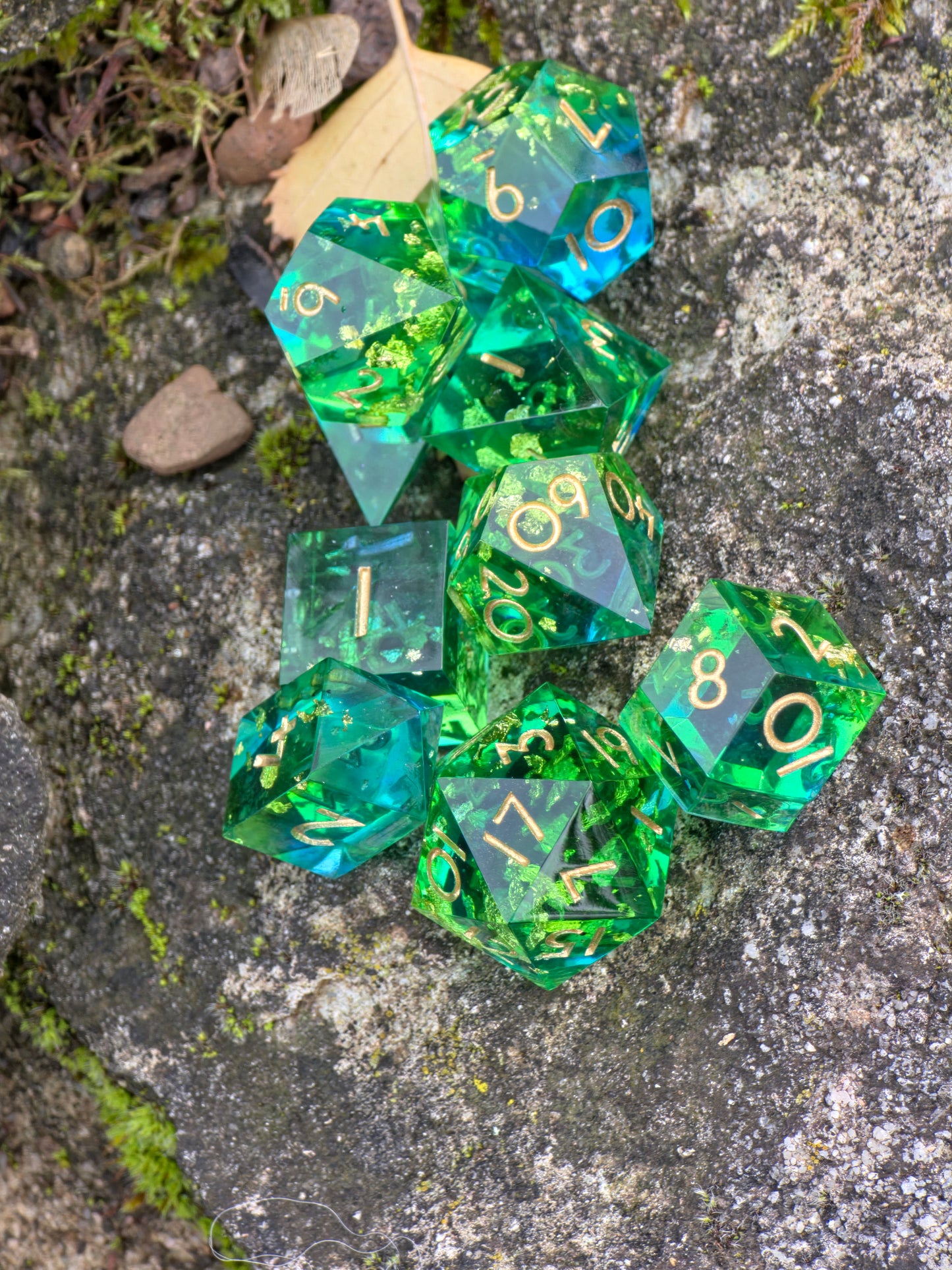 Handgemachtes Polyedrisches Würfelset „Emerald Tide“ – Grün Blau Resin Dice mit Goldflakes | DnD Dice Set | TTRPG | Pen and Paper | Transparent Magic Dice
