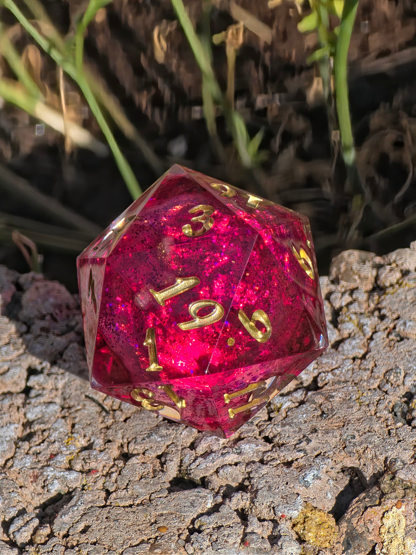 Crimson Geode D20 – Magischer Handgemachter Resin Würfel mit Kristallkern, Pink Gold Fantasy Dice, Premium DnD Einzelstück