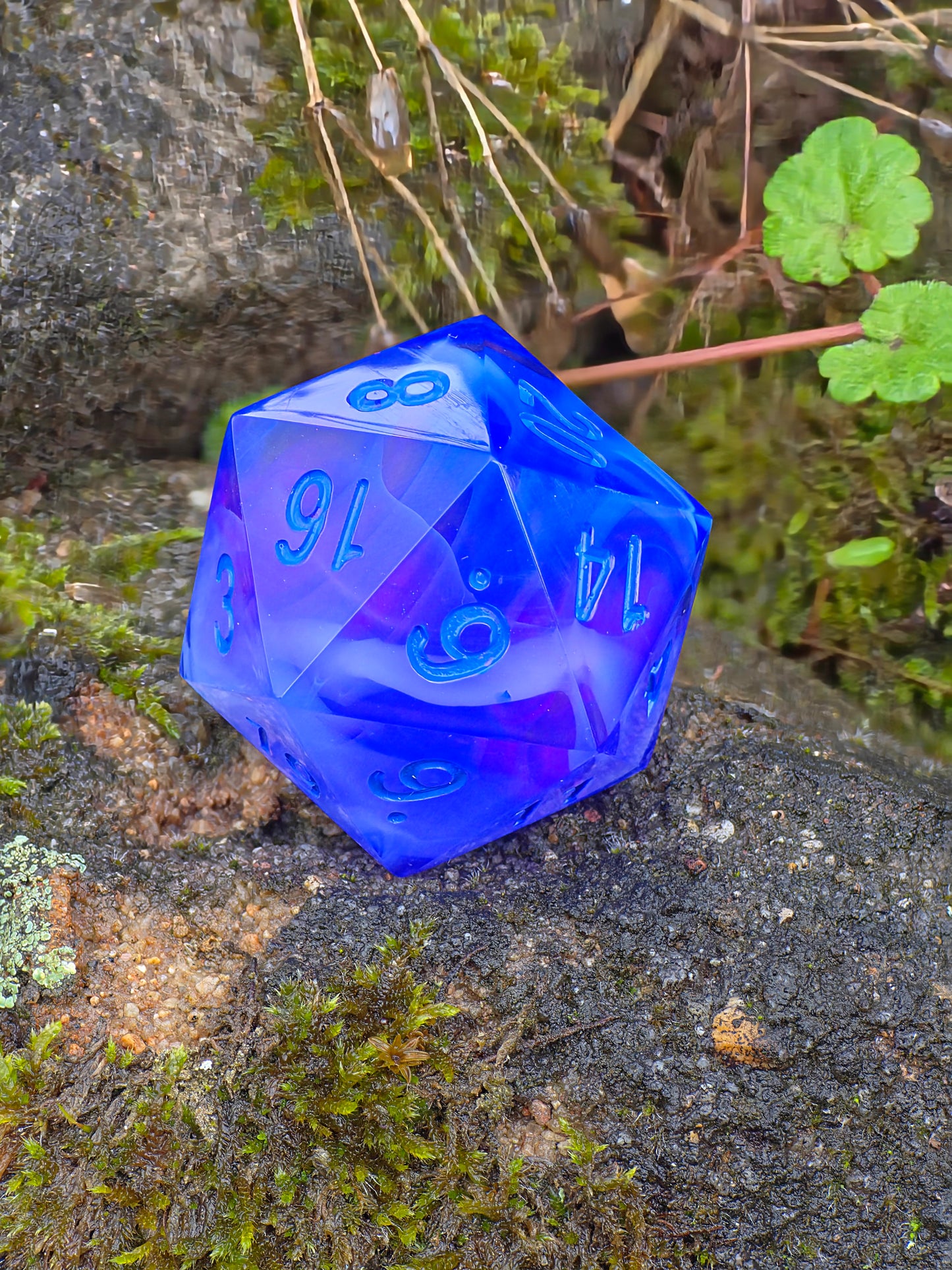 Polyedrischer Ozean Blau & Nebel Effekt D20 Würfel 35mm – L Format Chonk Dice | Handgemachter RPG Würfel in Blau Violett, Galaxy Dice,dnd