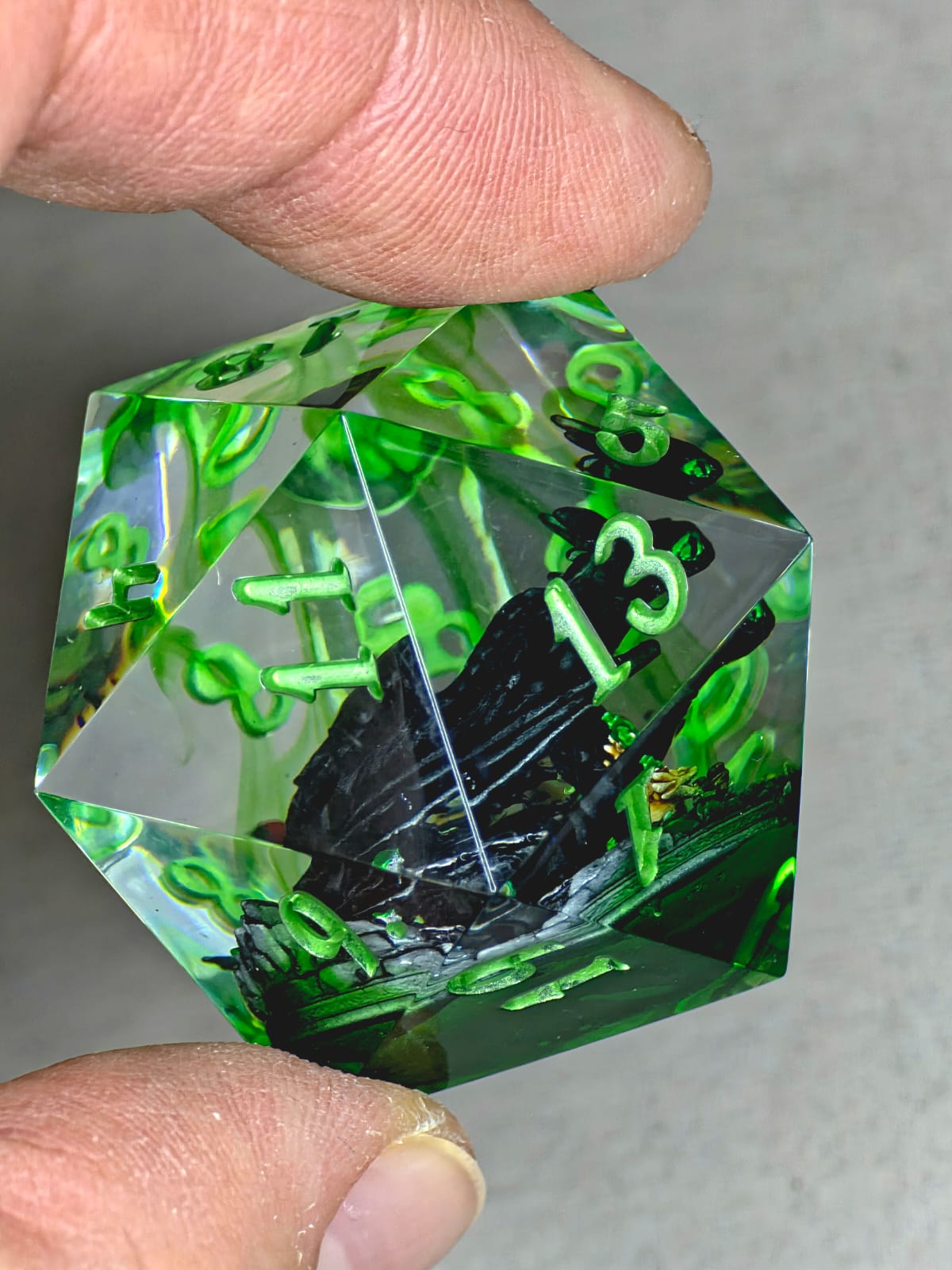 Nachtschatten D20 40mm – Handgemachter Resin Dragon Dice inspiriert von Ohnezahn aus How to Train Your Dragon, Schwarzer Drache Fantasy Würfel (Sarah)