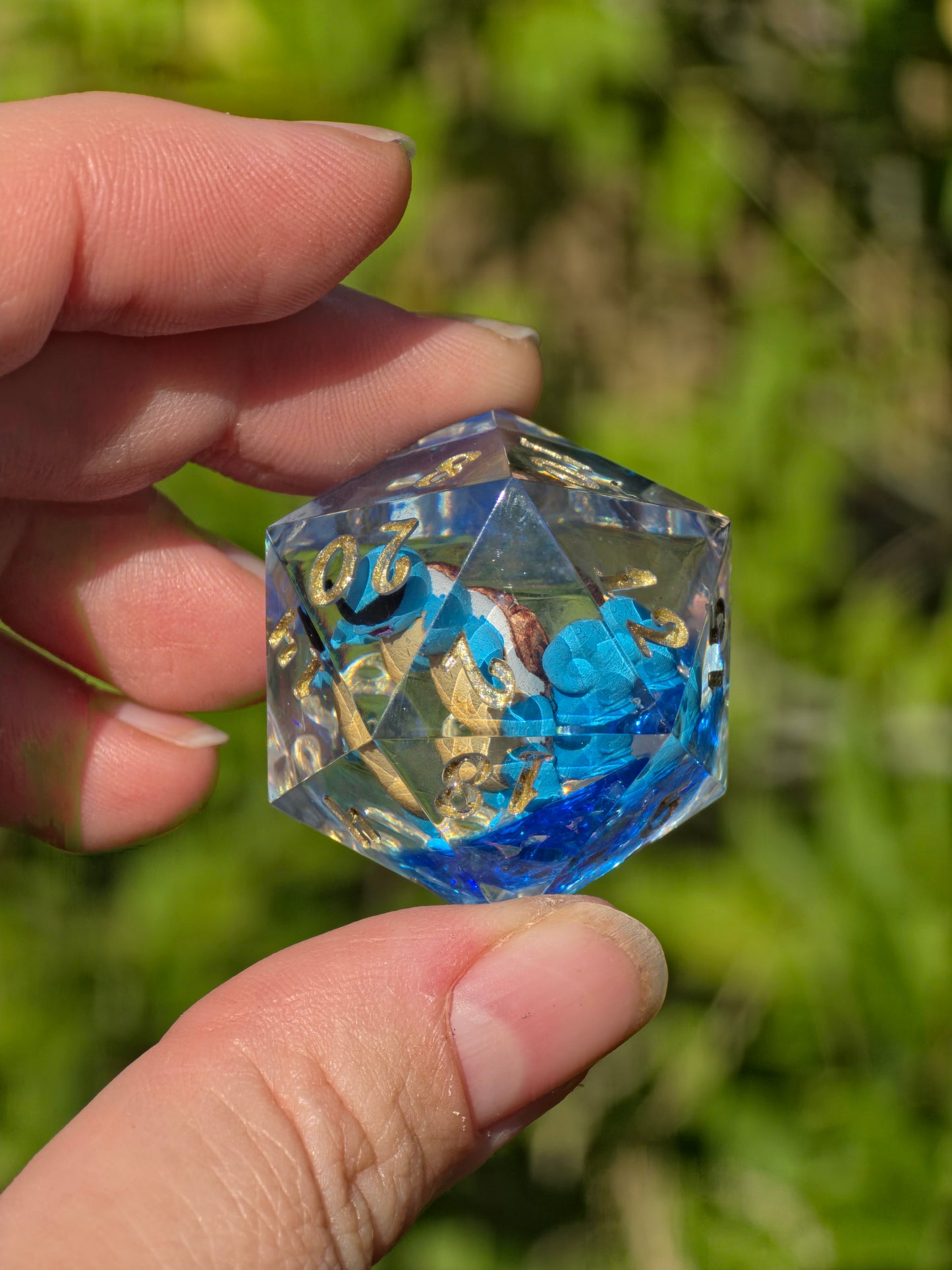 Shiggy – Summer Galaxy D20 35 mm – Pokémon-inspirierter Resin Würfel mit Sonnenbrille | Galaxy Design | Handgefertigter DnD Würfel