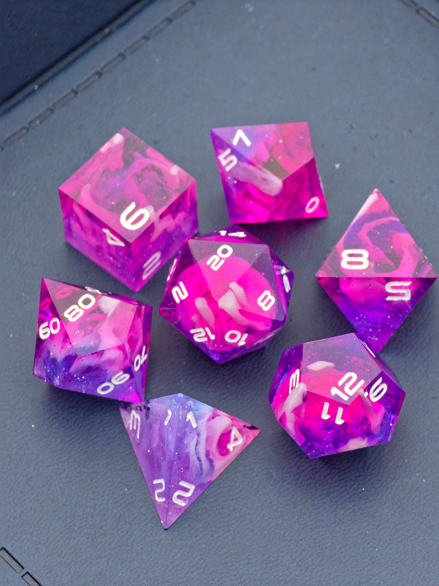 Polyedrisches Würfelset „Starflare Cloud Galaxy“ – Handgemachte Resinwürfel pink-violett mit Galaxy & Cloud Nebula Effekt | DnD Dice Set TTRPG