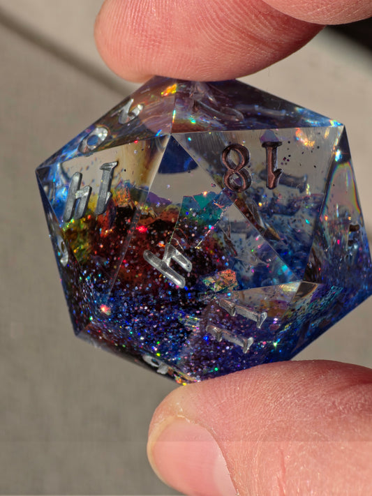 Planet Core D20 35mm – Großer Resin Würfel mit Galaxy Effekt & Planeten Kern, Sharp Edge DnD Dice, Handmade TTRPG Dice, Collector Dice