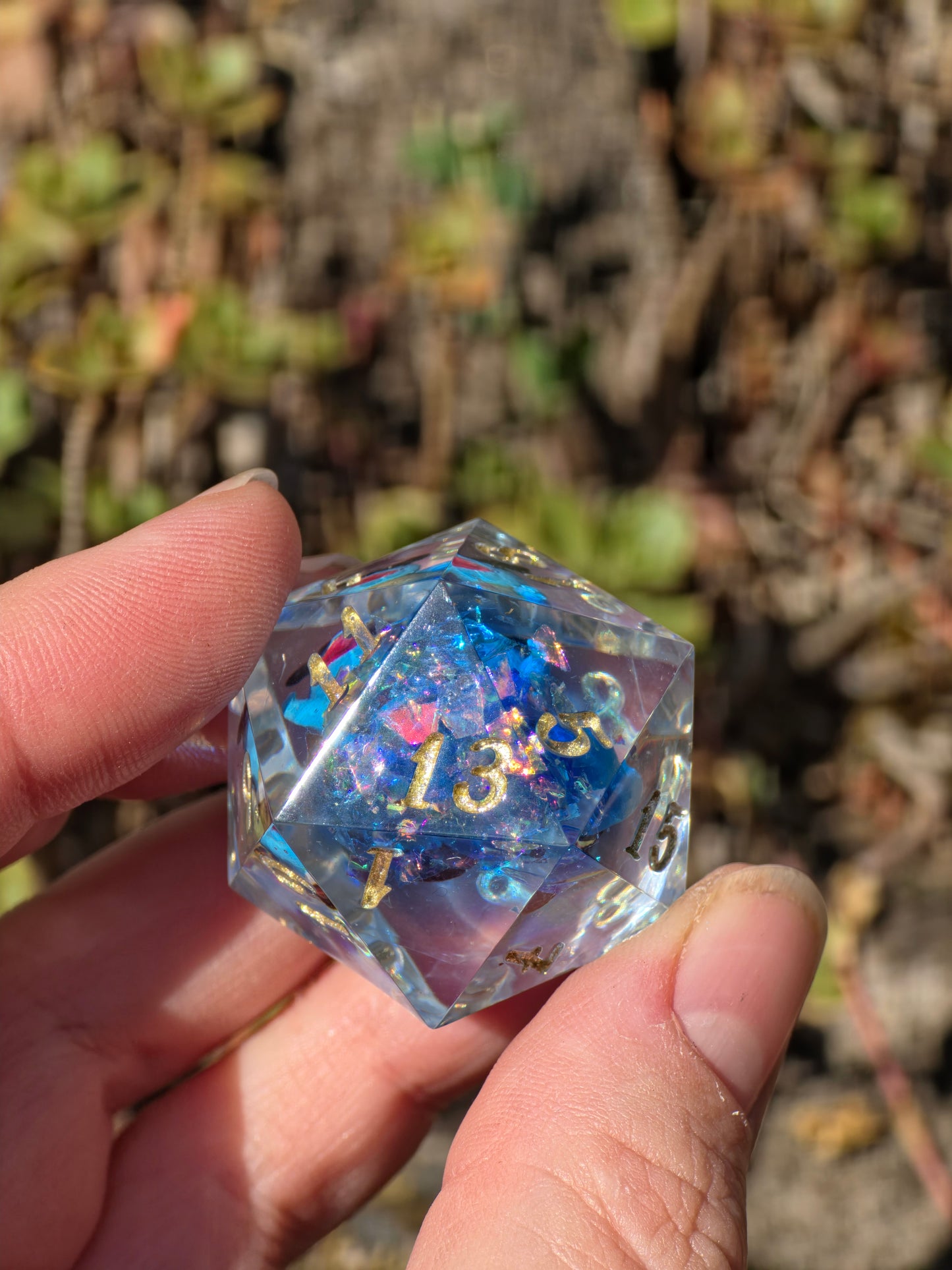 Shiggy – Summer Galaxy D20 35 mm – Pokémon-inspirierter Resin Würfel mit Sonnenbrille | Galaxy Design | Handgefertigter DnD Würfel