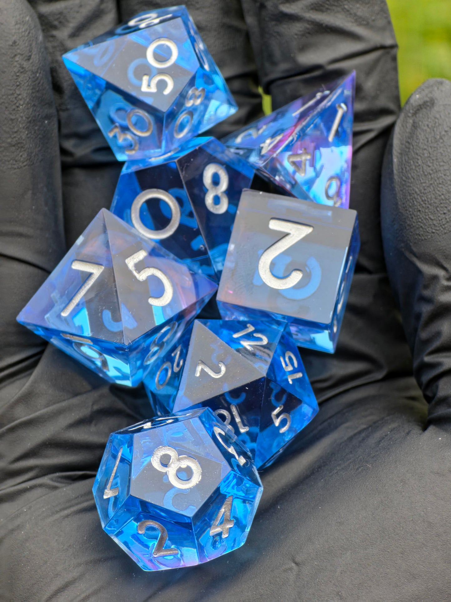 Abyss of the Sapphire Tide – Handgemachtes DnD Würfelset aus klarem Blau | Transparente Resin Dice mit silbernen Zahlen | Polyedrische Würfel TTRPG