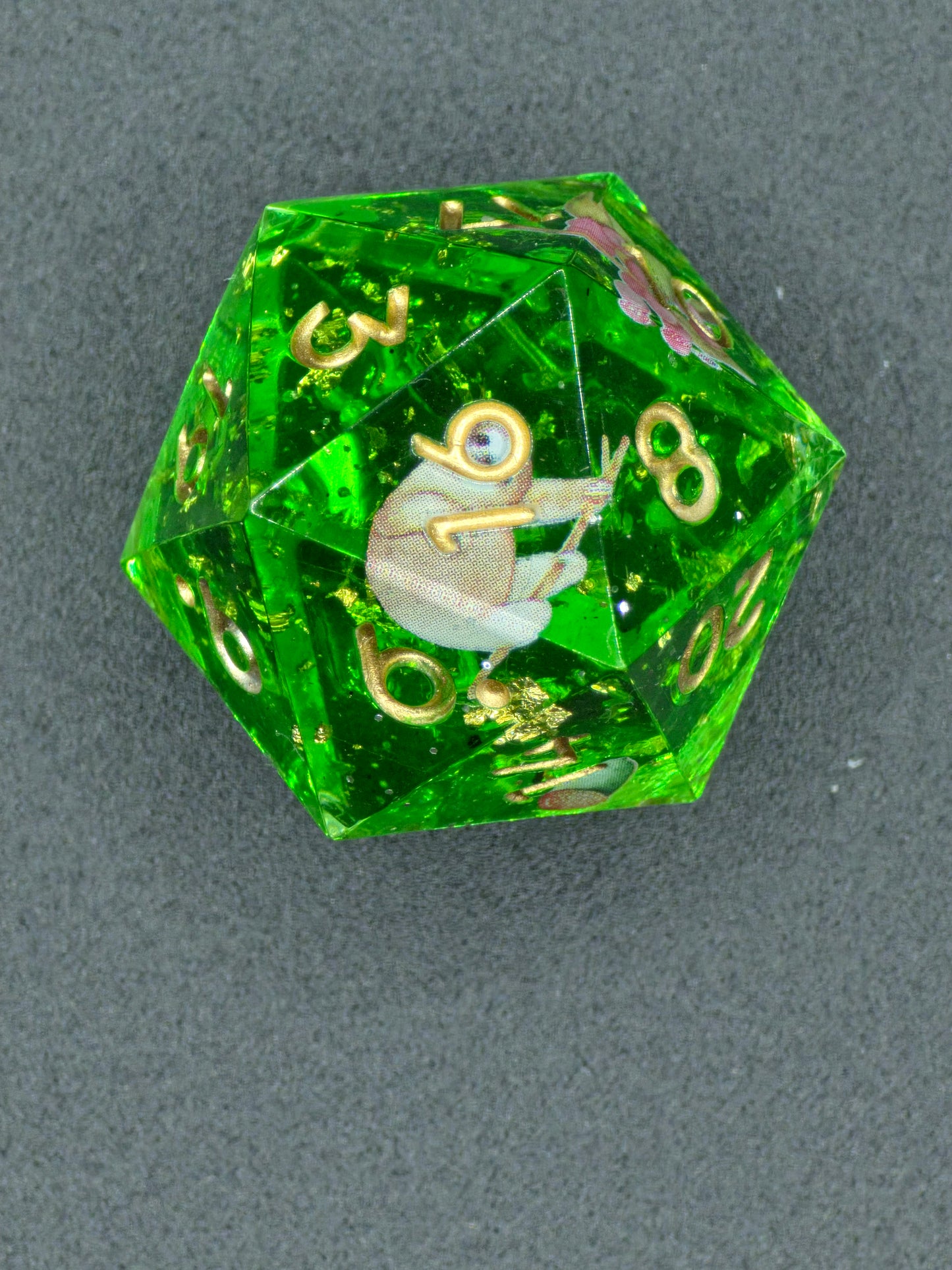 Polyedrischer Einzelner D20 „Tropical Habitat“ – Handgemachter Resinwürfel Standardgröße mit Giraffe, Leguan, Faultier & Palmen | DnD Dice Pen and Paper | Naturwürfel mit Deko