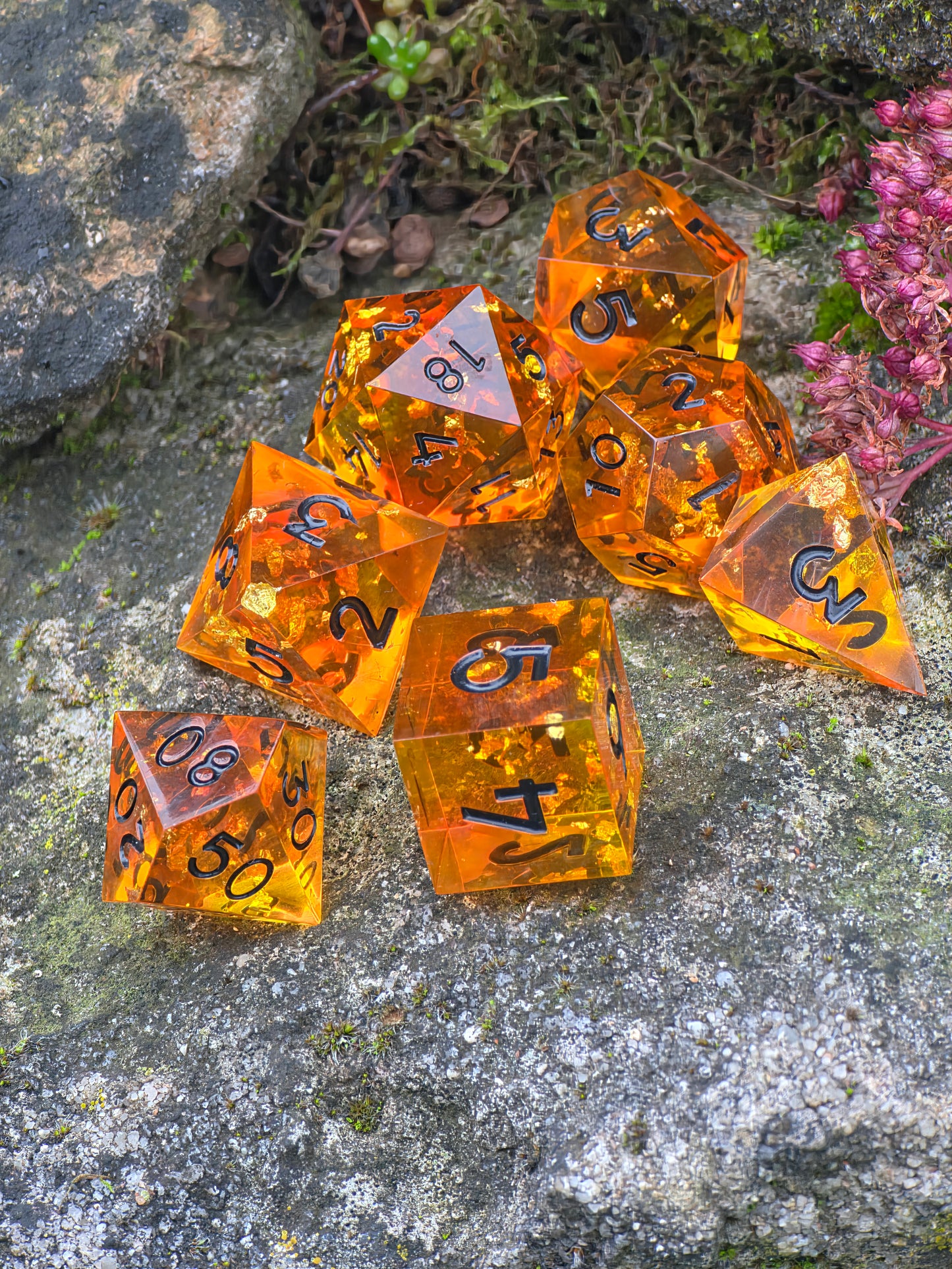 Polyedrisches DnD-Würfelset 7 Stück – Amber Bernstein Dice Set | Handgemachte Resin Würfel in Gold Orange Transparent | TTRPG DnD Pathfinder