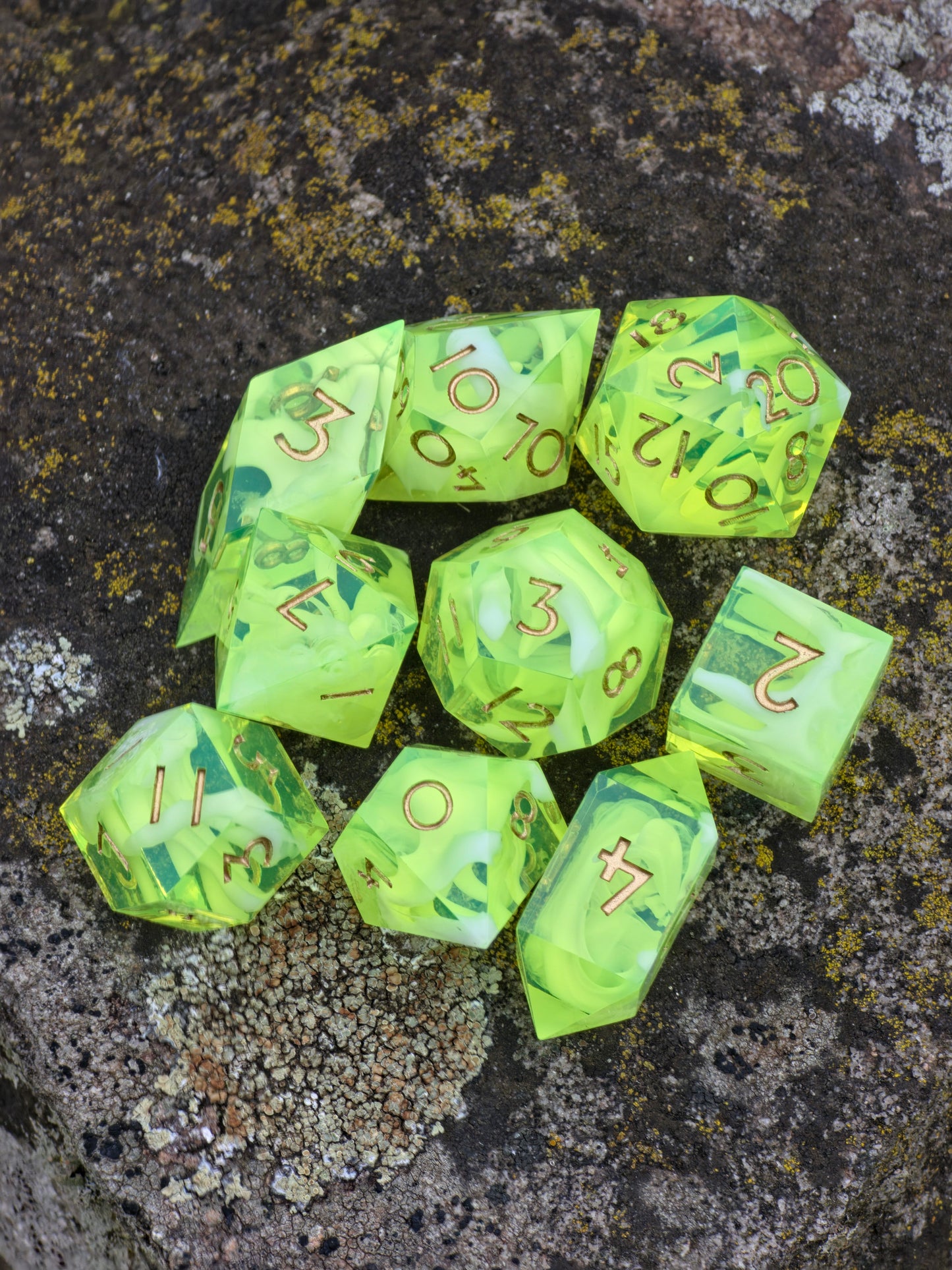 Polyedrisches Würfelset „Alchemist Cloud Nebula“ – Handgemachte Resinwürfel mit Cloud-Effekt & Goldzahlen | DnD Dice Set TTRPG