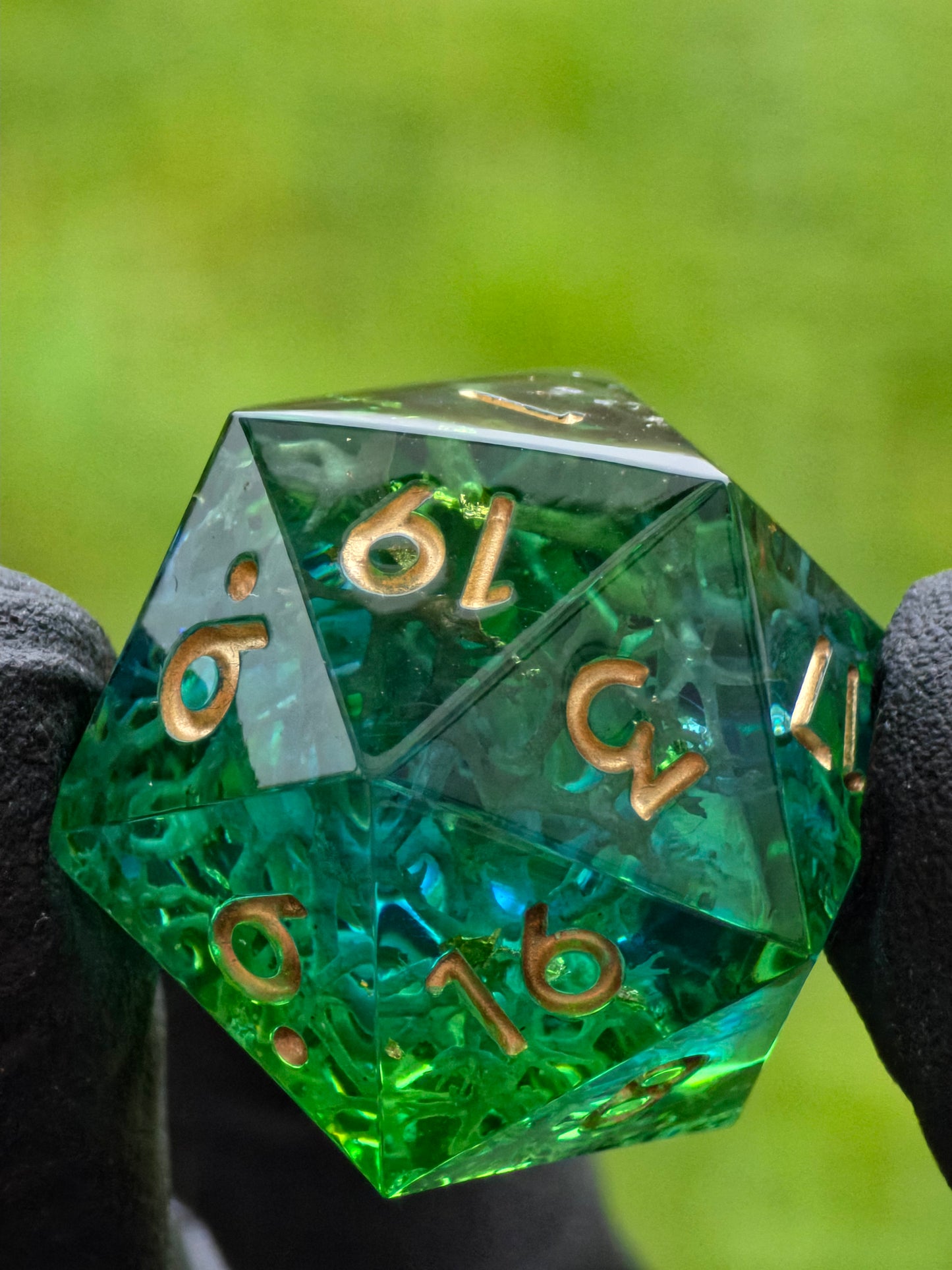 Polyedrisches Würfelset „Emerald Grove“ – Handgemachte Resinwürfel in Smaragdgrün mit Goldflocken & Moosstruktur | DnD Dice Set Pen and Paper TTRPG | Naturwürfel mit Spiegelglanz