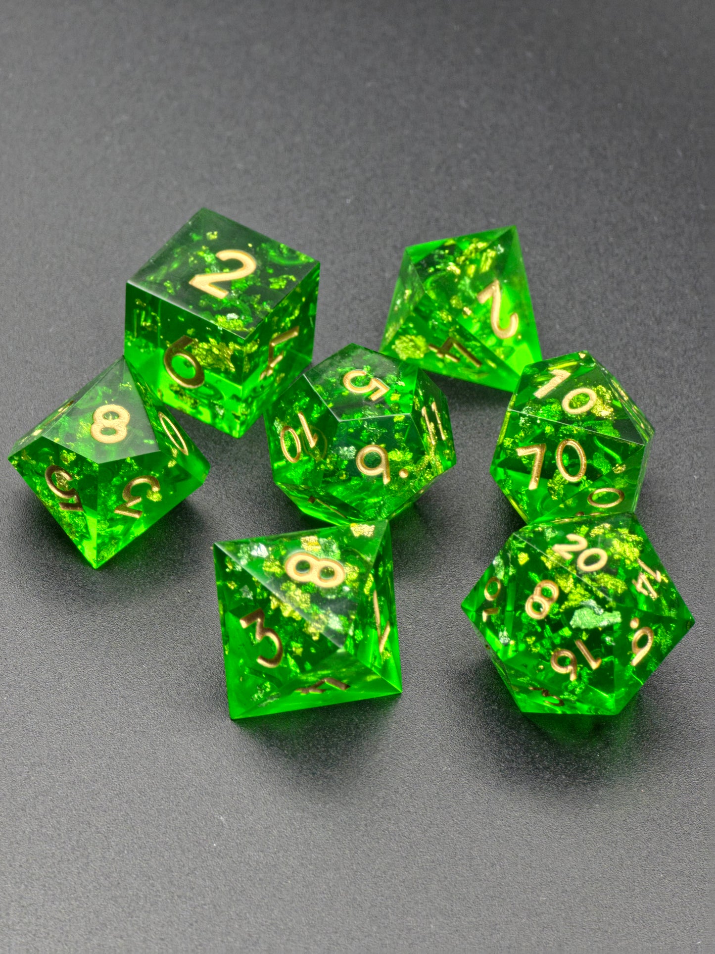 Polyedrisches DnD Würfelset Smaragdgrün – Handgemachte Resinwürfel mit Goldflocken | DnD Pen and Paper TTRPG | Edelstein Effekt Set