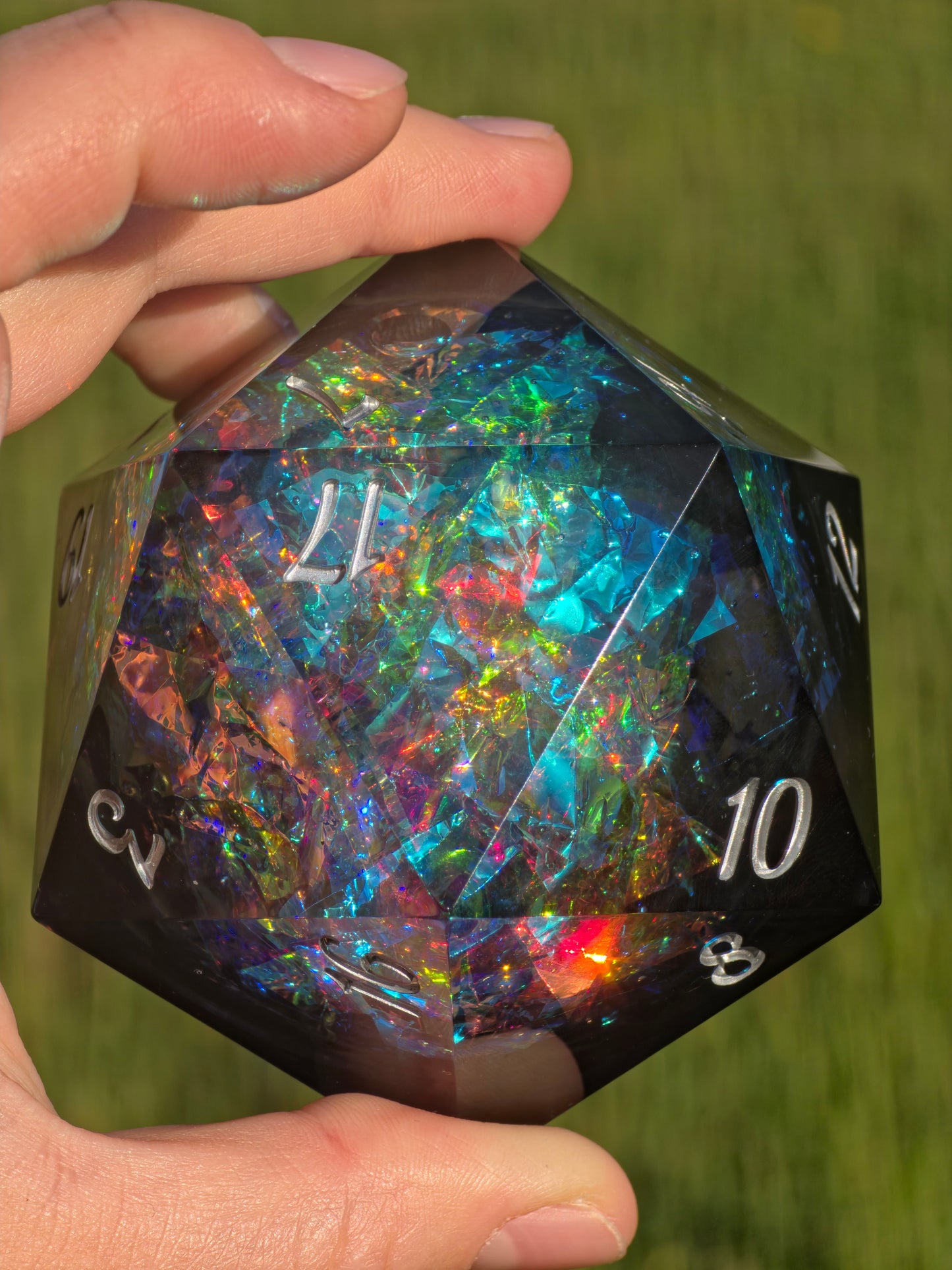 Eclipse Black Opal 65mm Black Opal Chonk D20 – Handgemachter Giant Dice mit Opal-Effekt, Sharp Edge Resin Würfel für DnD und Sammler (Anne)