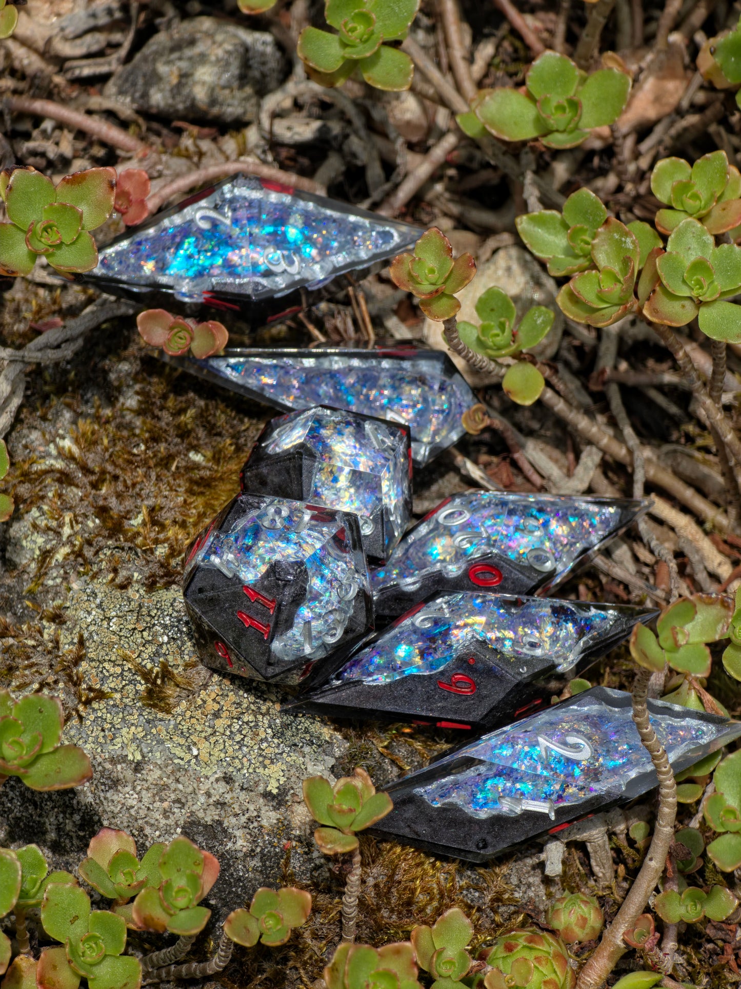 Geode Style Elongated Dice Set – Handgemachte Sharp Edge Würfel mit Opal-Kristallen, Rot-Silber Zahlen, Fantasy DnD Resin Dice (Eléras of Argent)