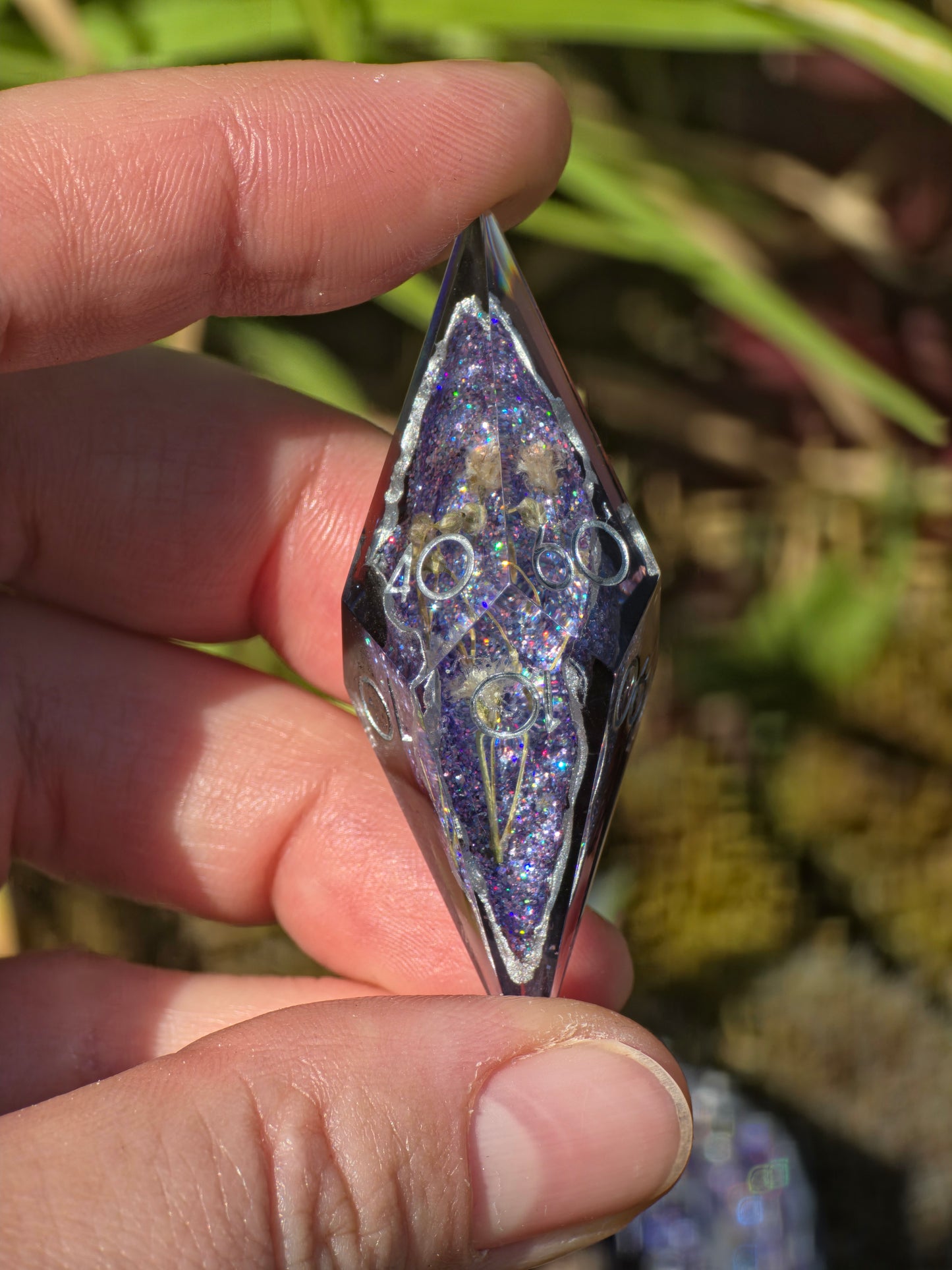 Moonflower Sanctuary Custom Geode Effect Elongated Dice Set mit weißen Blüten – Handgemachte Sharp Edge Resin Würfel mit Kristallkern für DnD (Anne)
