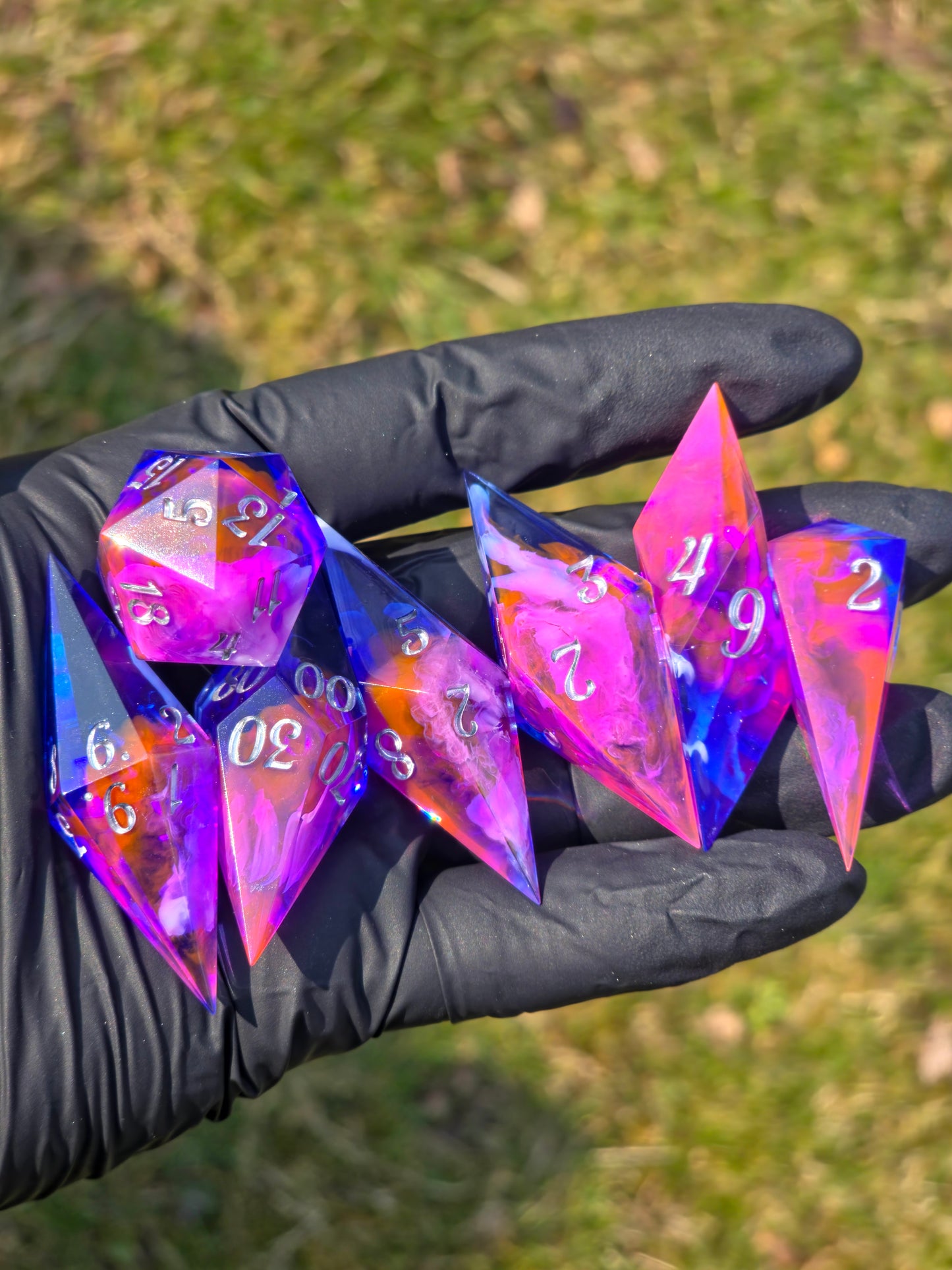 Elongated Dice Set „Nebula Shards“ – 7er Set Resin Würfel mit Cloud Nebula Effekt, Silber Zahlen | Handmade Sharp Edge TTRPG Dice