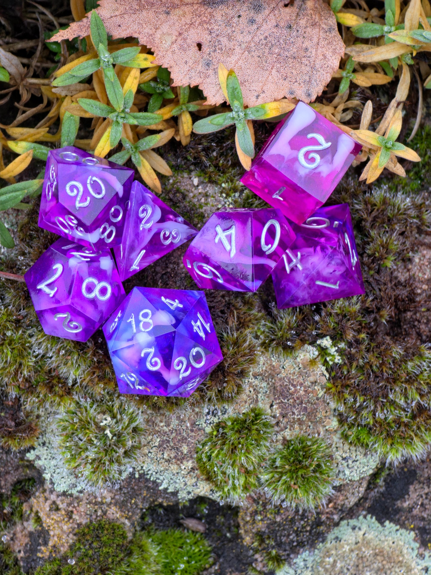 Violet Veil – Handgemachtes Polyedrisches Würfelset aus Resin | Lila Nebula & Cloud Effekt | Fantasy DnD Dice Set TTRPG