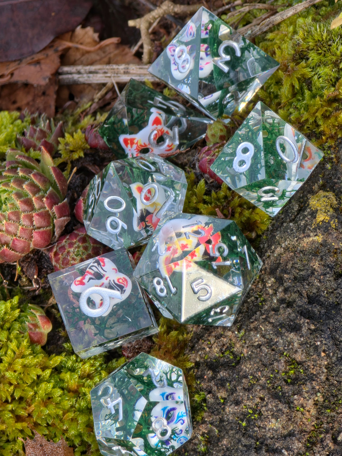 Oni Curse Dice – Japanische Dämonen Masken Würfelset | Klar Resin DnD Dice Set mit weißen Zahlen | Handmade TTRPG Würfel