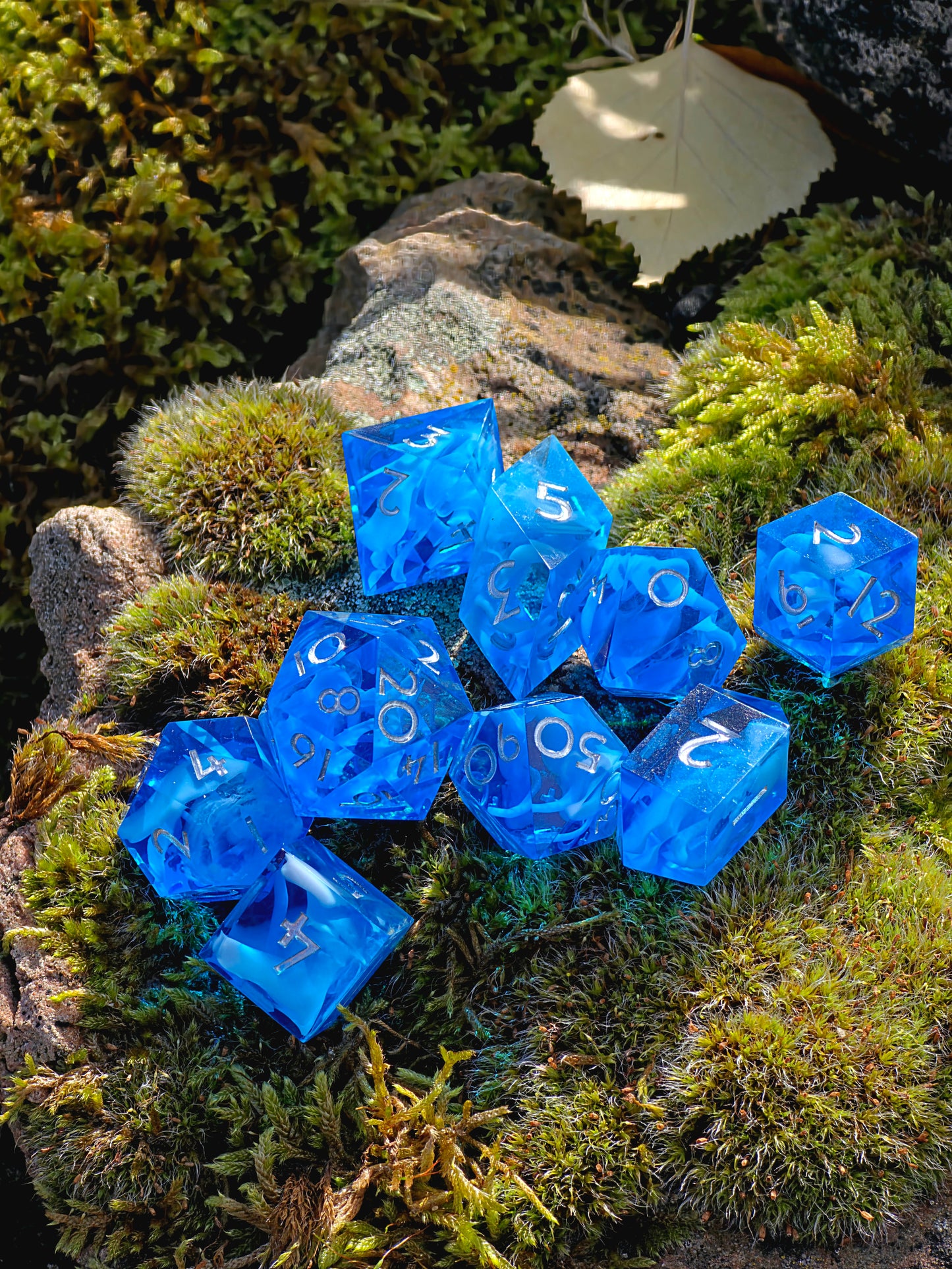 Polyedrischer DnD Würfelset 9 Stück – Arctic Sky Cloud Dice | Handgemachte Resin Würfel in Eisblau Transparent mit Cloud-Effekt & Silberzahl