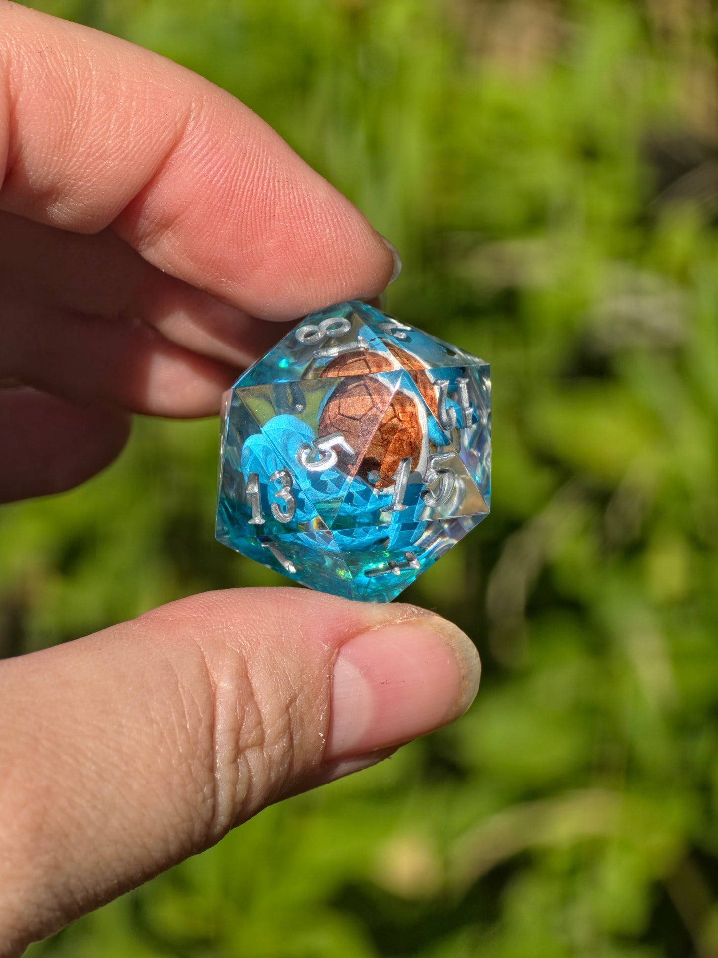 Shiggy – Crystal Splash D20 28 mm – Pokémon-inspirierter Resin Würfel mit Sonnenbrille | Himmelblaue Basis & Silberne Zahlen
