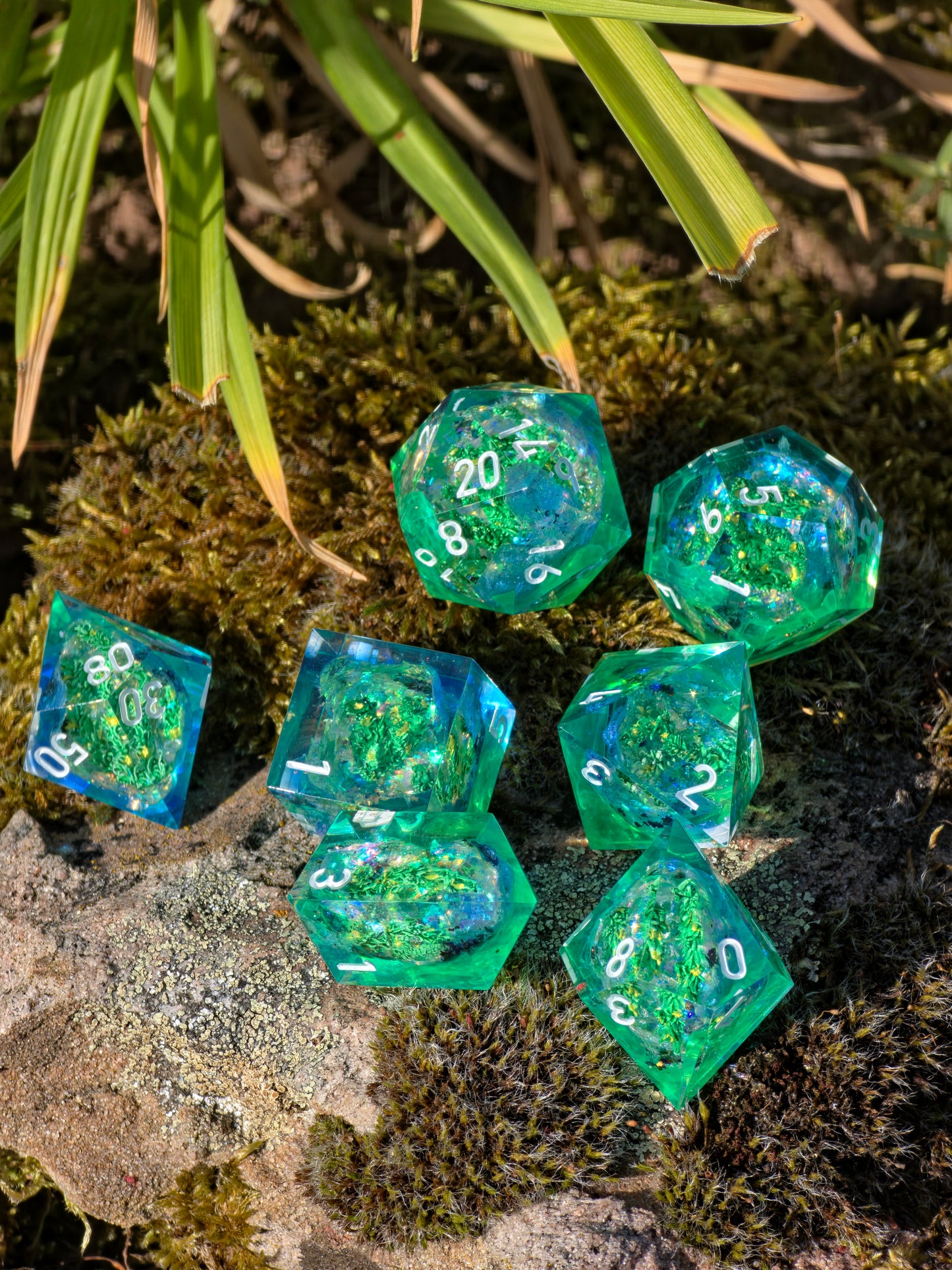 Emerald Tide Custom Geode Dice Set mit Unterwasserpflanzen – Handgemachte Sharp Edge Resin Würfel mit Algen und Kristallkern für DnD und TTRPG (Anne)