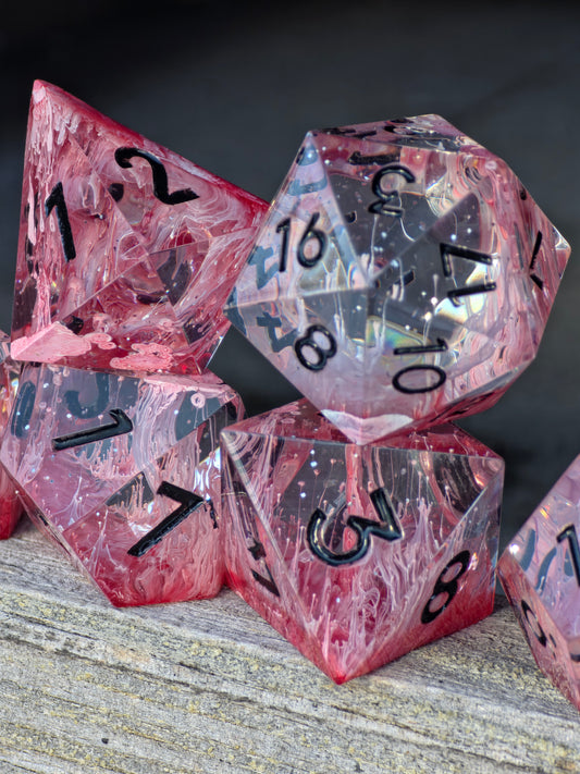 Handgemachtes Würfelset „Crimson Petri“ – Resin DnD Dice Set in Rot & Transparent | Petri Effekt | Schwarze Zahlen | Sharp Edge