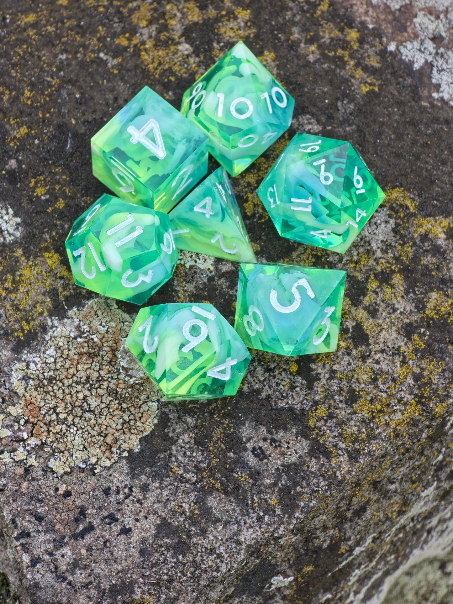 Polyedrisches Würfelset „Stormborn Cloud Nebula“ – Handgemachte Resinwürfel blau-neongelb mit Cloud Effekt | DnD Dice Set TTRPG