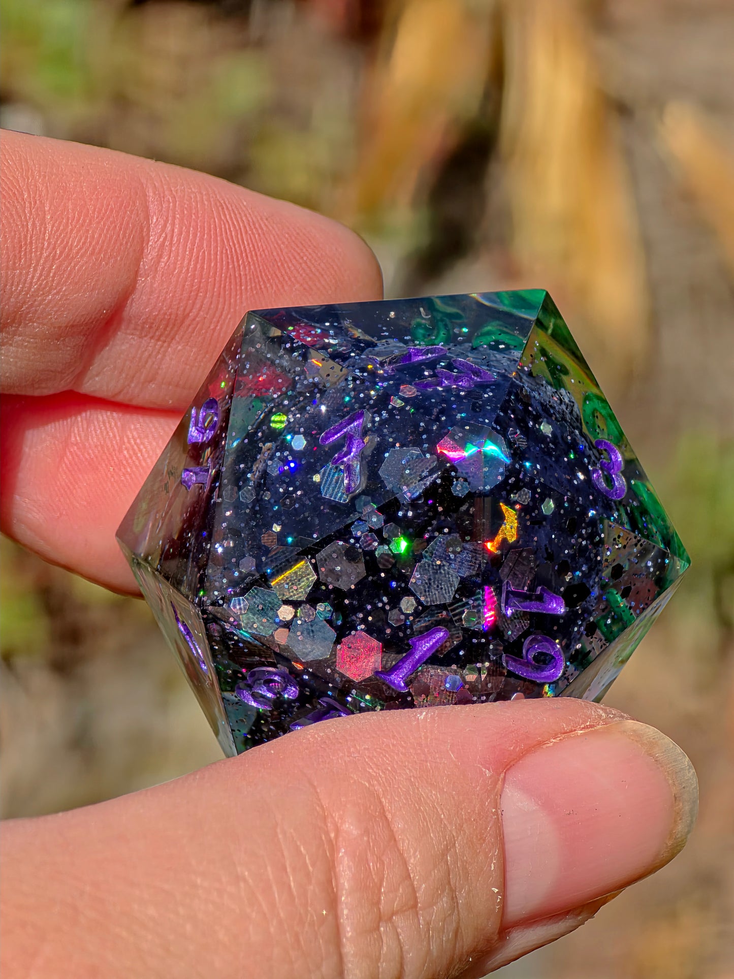 Night Fury – Celestial Eclipse Toothless D20 40 mm – How to Train Your Dragon inspirierter Resin Würfel | Galaxie-Design & Grün-Lila Metallic Zahlen