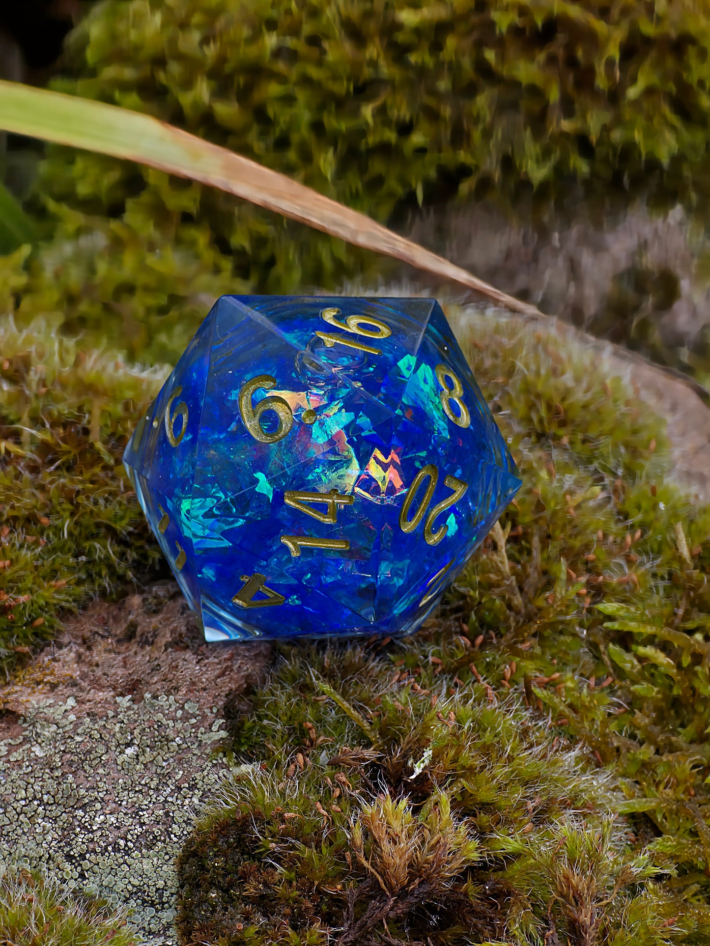 Chonk Polyedrischer D20 Würfel 35 mm – Liquid Core Blau mit goldenem Schimmer – Inspiriert von Arcane – Resin Würfel für DnD & TTRPG