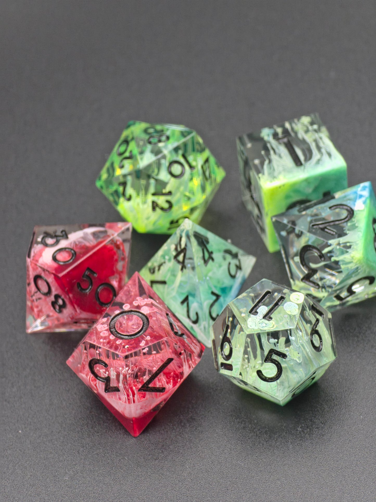 Würfelset „Alchemisches Erwachen“ – Handgemachtes Petri Dice Set mit Säuregrünem D20 & Blutroten Akzenten | DnD TTRPG Würfel