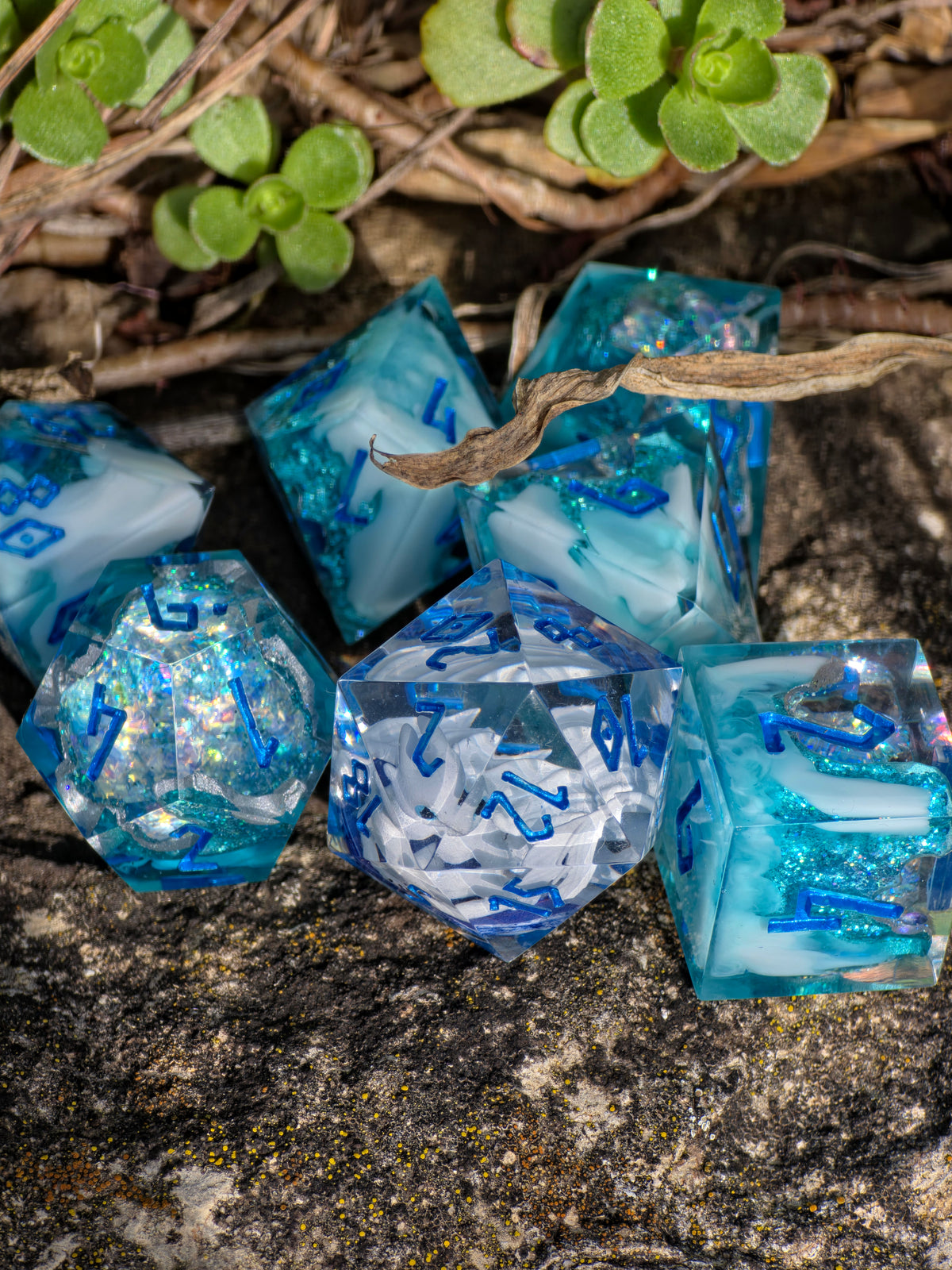 Crystal Sky - Light Fury Inspired Handmade Würfelset – 7-teiliges Resin Dice Set | Tagesschatten D20 & Türkise Geode Würfel