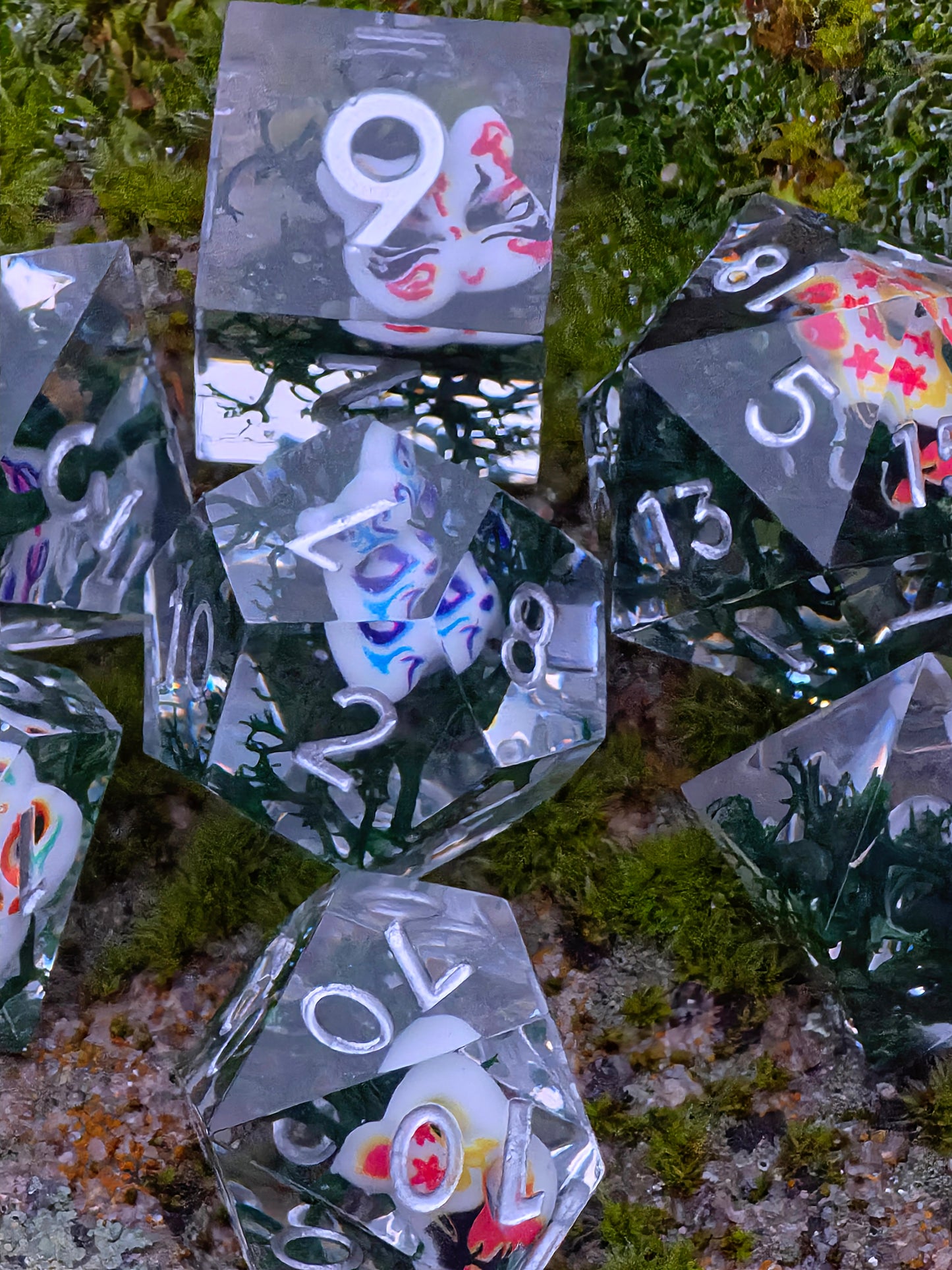 Oni Curse Dice – Japanische Dämonen Masken Würfelset | Klar Resin DnD Dice Set mit weißen Zahlen | Handmade TTRPG Würfel