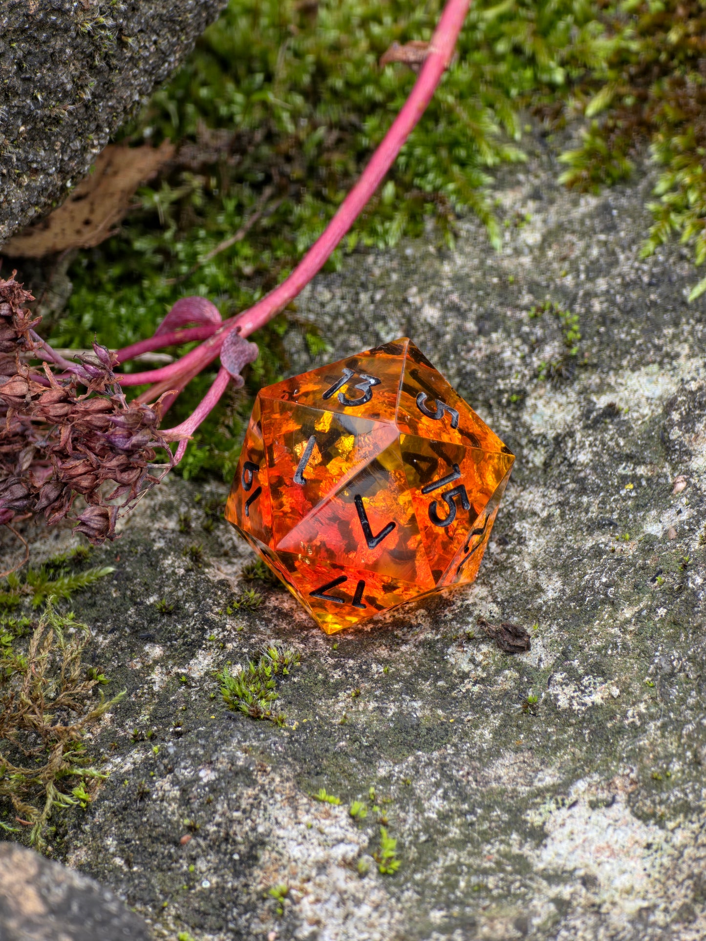 Polyedrischer Einzelner D20 – Amber Bernstein Stil | Handgemachter Resin W20 Würfel in Gold Orange Transparent mit Blattgold | Standardgröße
