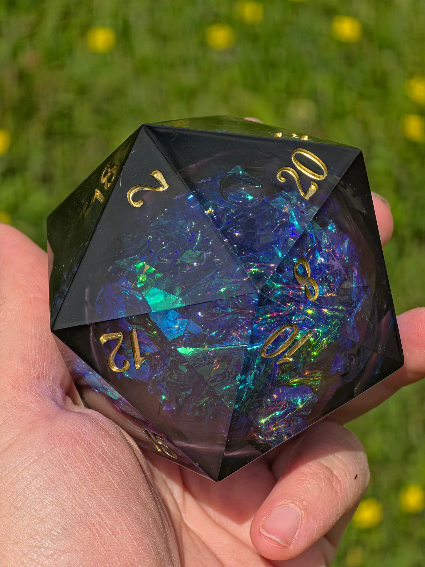 Voidheart Opal - Black Opal with Lilac Splash – 65 mm Chonk D20, Handgemachter Sharp Edge Resin Würfel (Lio)