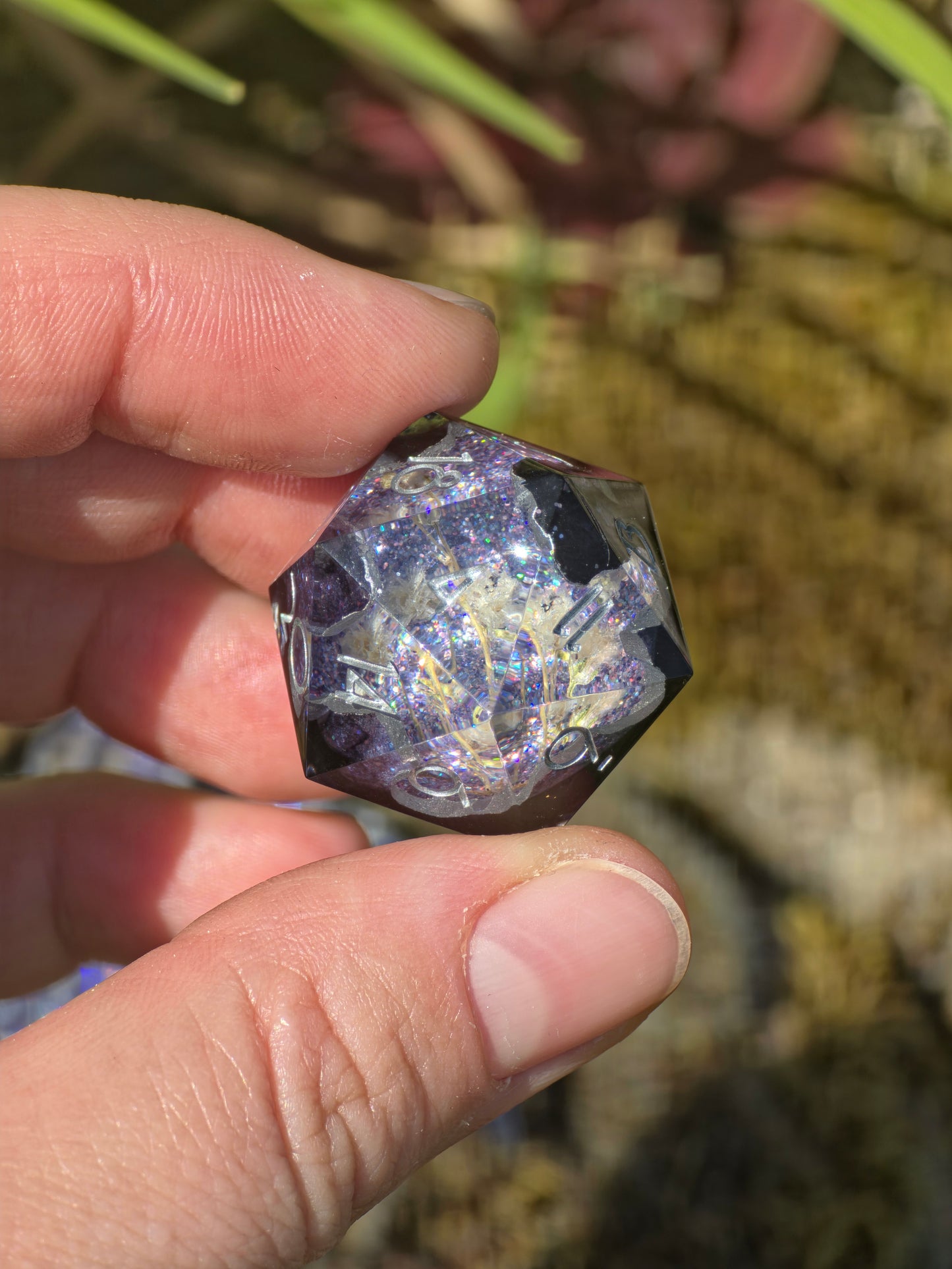Moonflower Sanctuary Custom Geode Effect Elongated Dice Set mit weißen Blüten – Handgemachte Sharp Edge Resin Würfel mit Kristallkern für DnD (Anne)