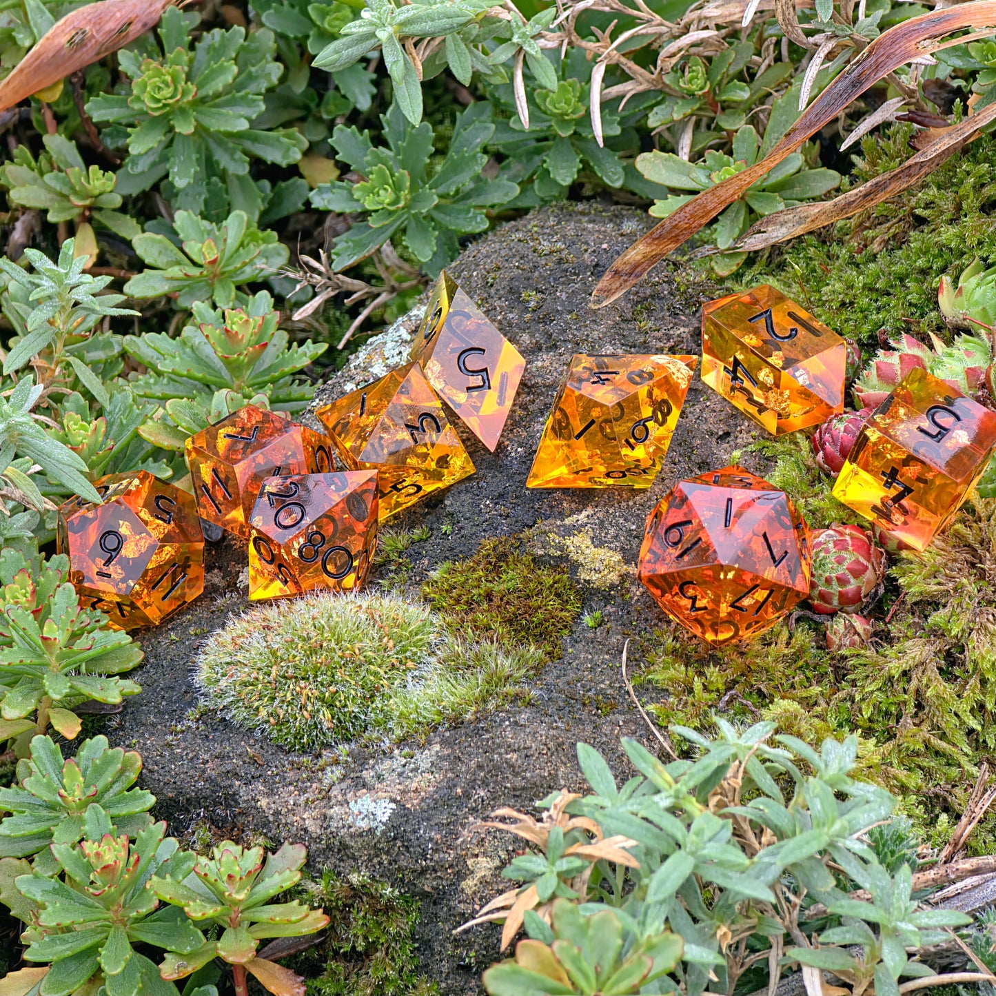 Polyedrisches DnD-Würfelset 9 Stück – Amber Bernstein Dice Set | Handgemachte Resin Würfel in Gold Orange Transparent | Kristall & Raute