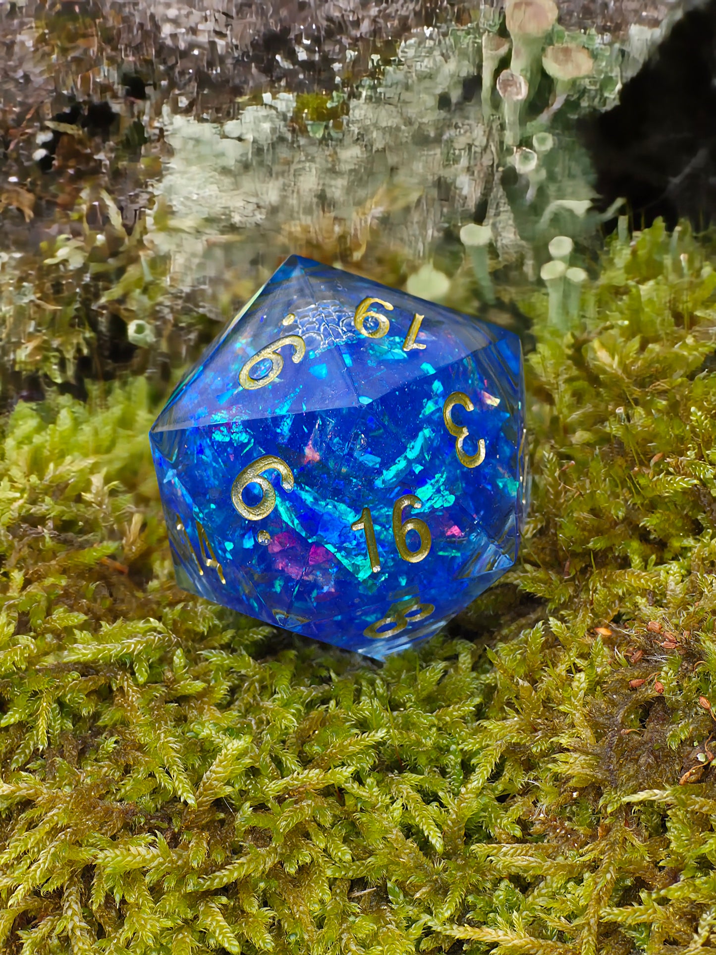Chonk Polyedrischer D20 Würfel 35 mm – Liquid Core Blau mit goldenem Schimmer – Inspiriert von Arcane – Resin Würfel für DnD & TTRPG