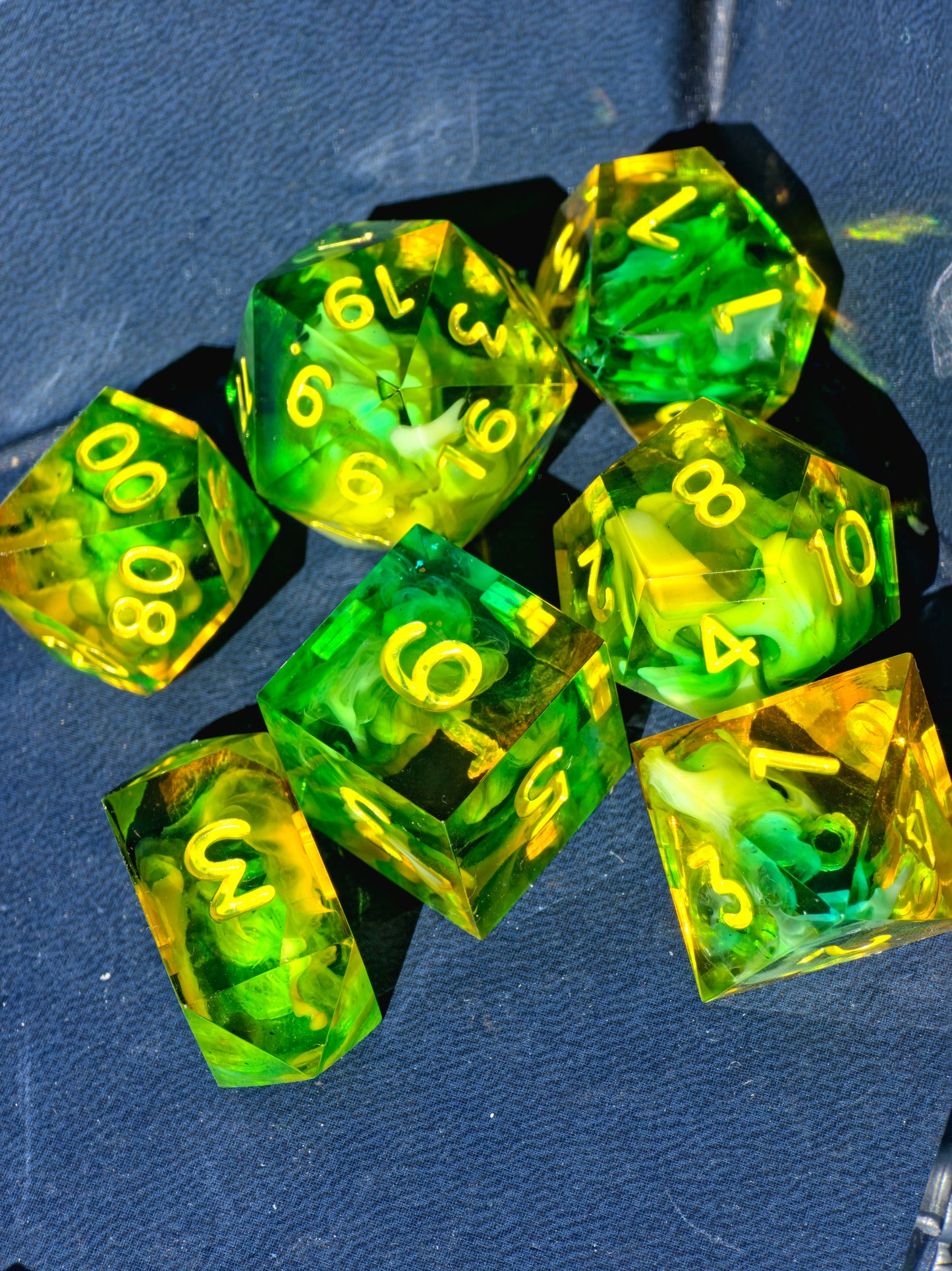 Sunfruit Grove Mango Lime Swirl Dice Set – Handgemachte Resin Würfel in Limettengrün & Mangogelb, Sharp Edge DnD Würfelset, Sommer Fantasy Dice