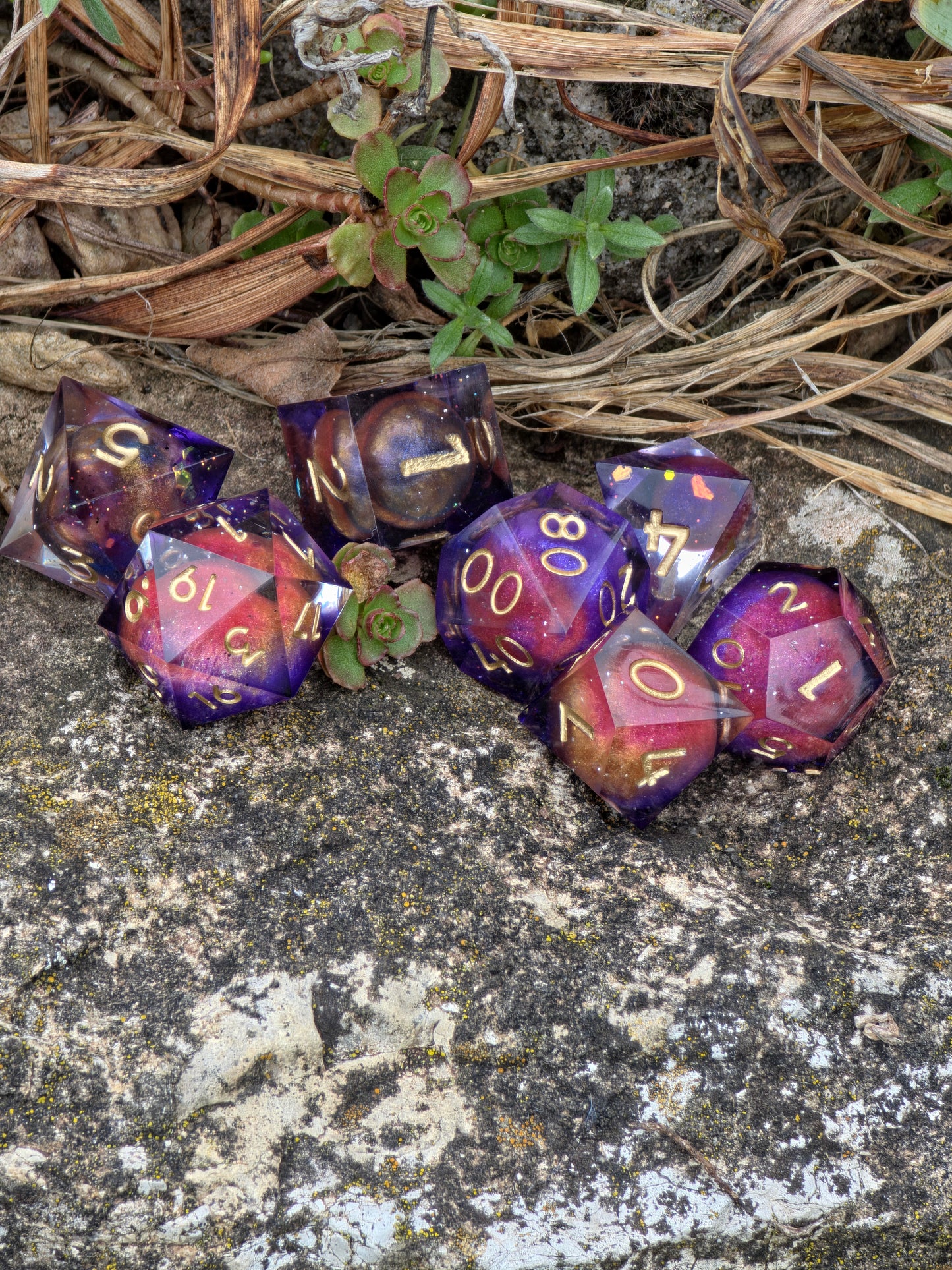 Polyedrischer Planeten Kosmos DnD Würfelset 7 Stück – Handgemachte Resin Dice mit Universum-Effekt & goldenen Zahlen | Galaxy Fantasy Würfel