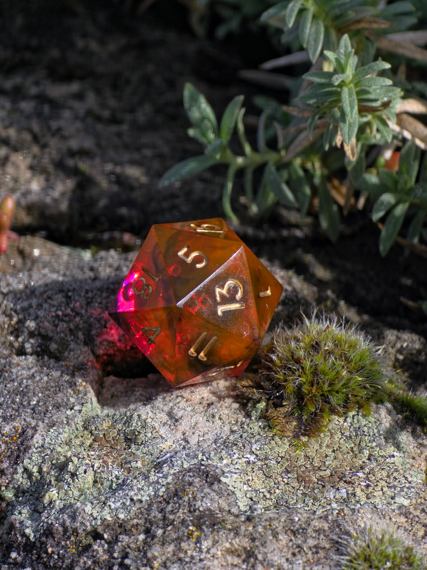 Polyedrischer Einzelner D20 – Fire Amber Cloud Dice | Handgemachter W20 Würfel aus Resin in Rot Gold Transparent mit schwarzem Cloud-Effekt