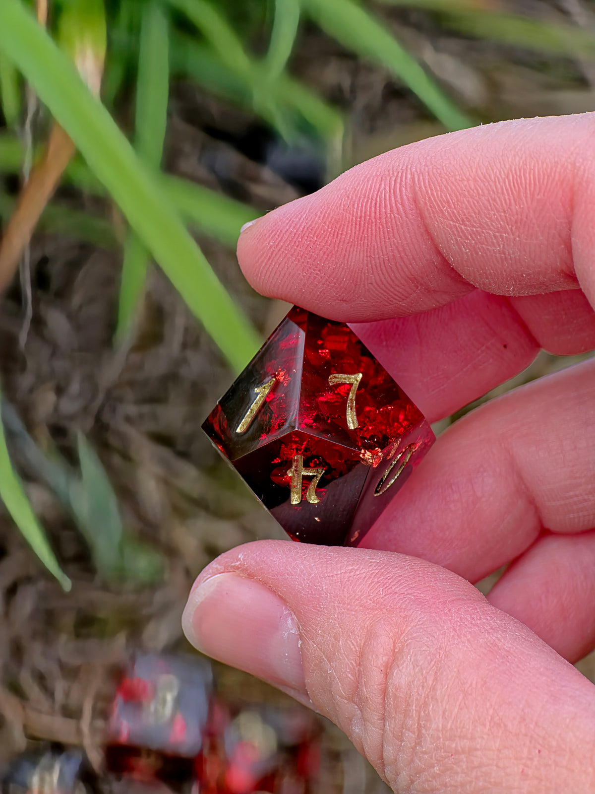 Crimson Inferno – Heart of the Volcano Ruby Lava Geode Würfelset – 7-teiliges DnD Dice Set | Rubinrote Resin Würfel mit Gold & schwarzen Wirbeln | Handmade Fantasy Dice
