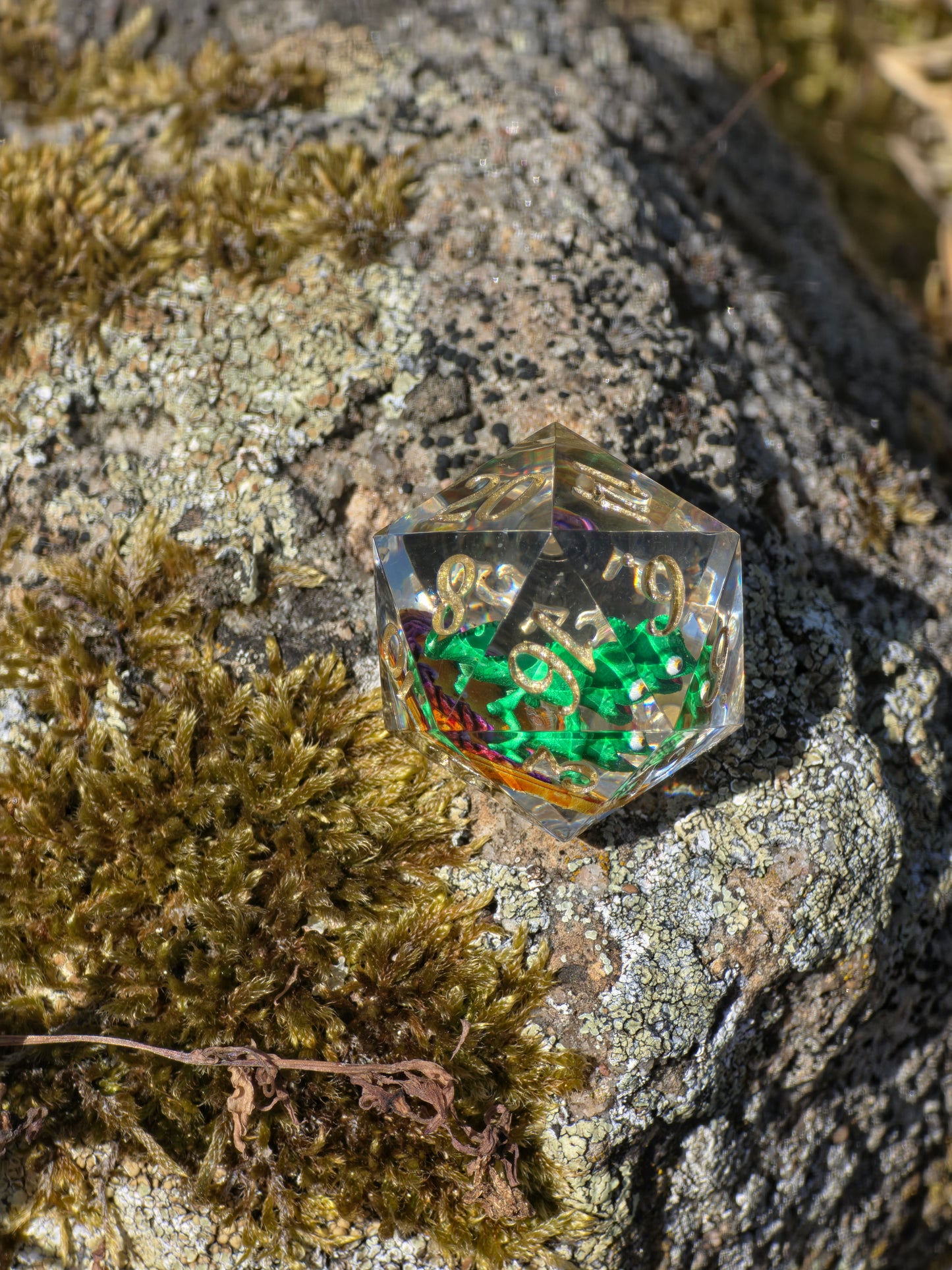 Pascal's Secret Garden D20 Dice – Tangled Inspired Resin D20 mit Pascal Chamäleon | Handgemachter Sharp Edge Würfel für DnD & RPG